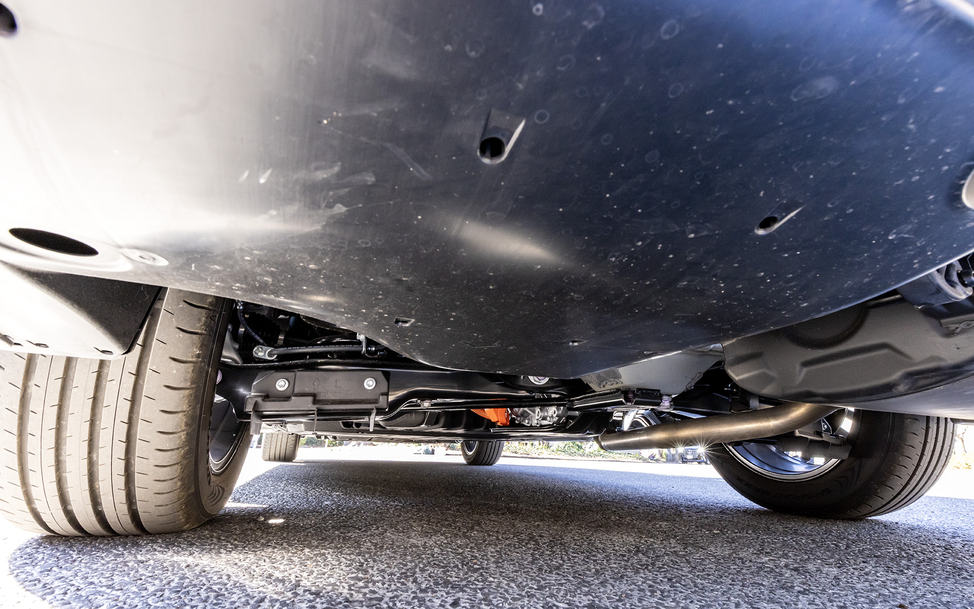 PHEVではアンダーカバーの面積を拡大してダウンフォースを向上。高速道路などでは効果を発揮するだろう