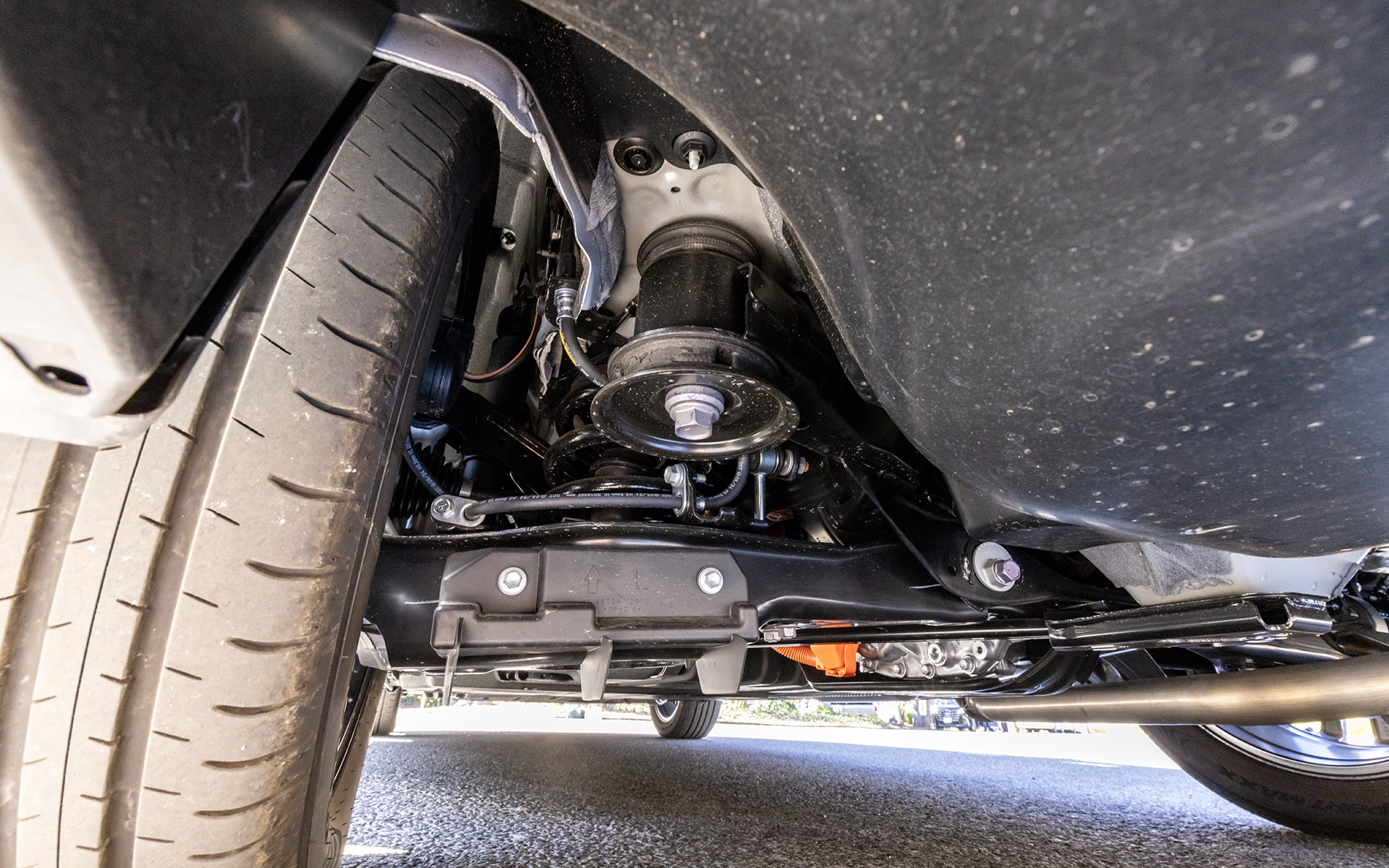 リアサスペンションはダブルウィッシュボーン。E-Fourシステムも搭載され、リアの駆動も適宜行なう