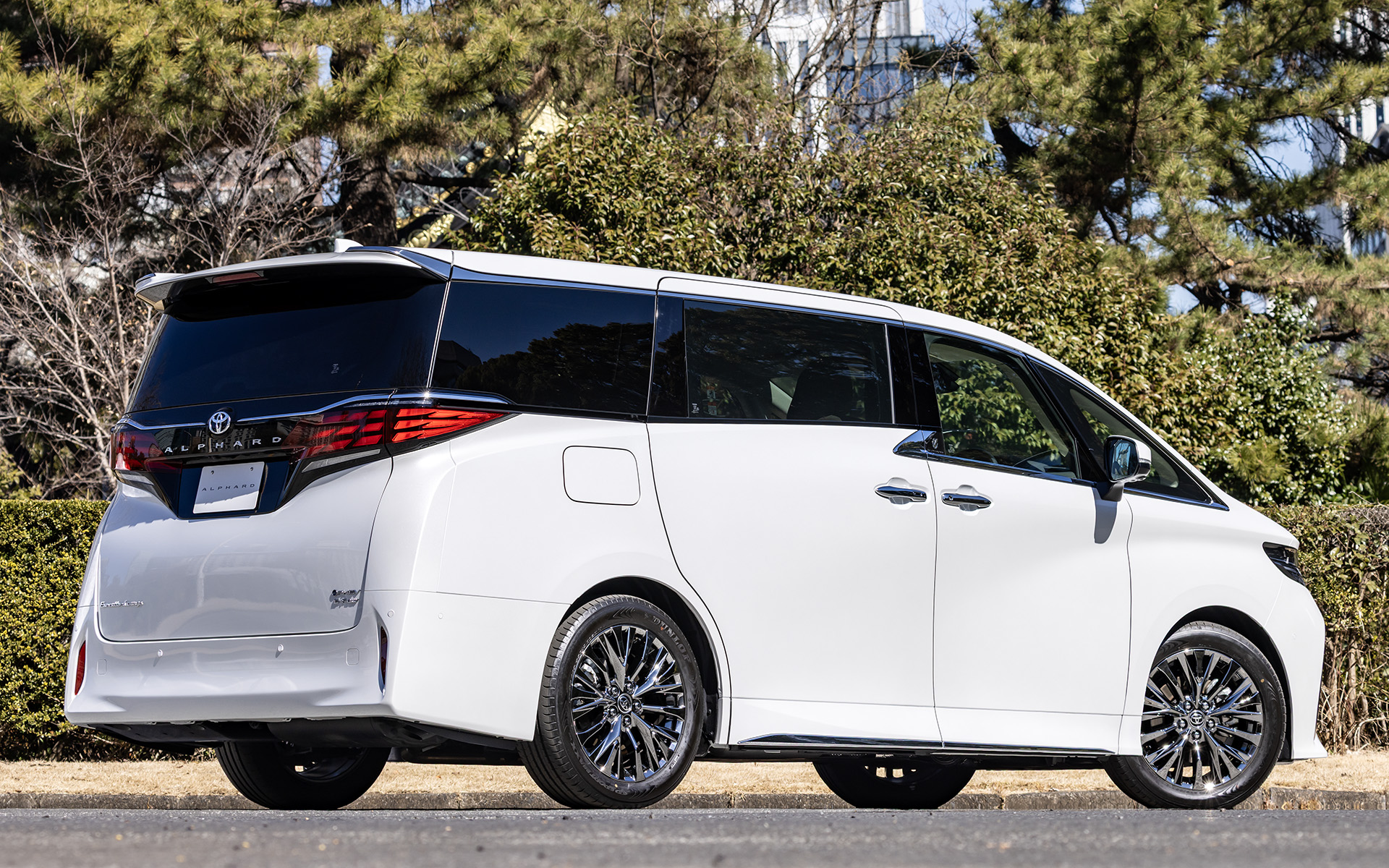 E-Fourシステムを搭載し、システム出力は306PS。走行バッテリは18.1kWhで、EV走行距離は73km