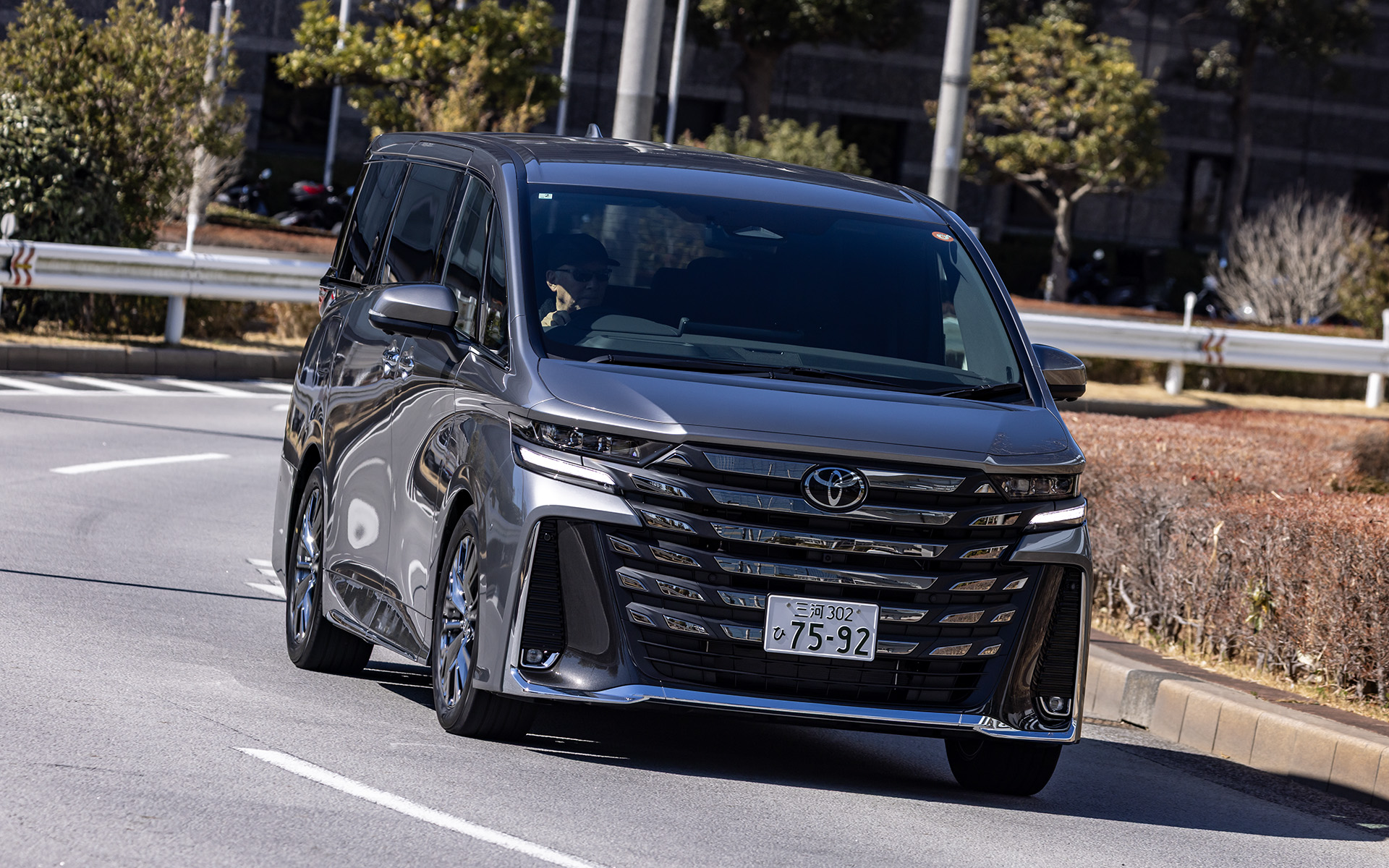 日本初のミニバンPHEVとして登場したトヨタ「アルファードPHEV」「ヴェルファイアPHEV」。写真はヴェルファイアPHEV