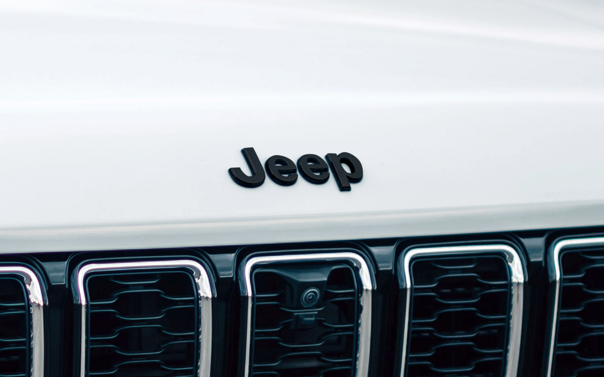 ブラックの「Jeep」エンブレムを採用