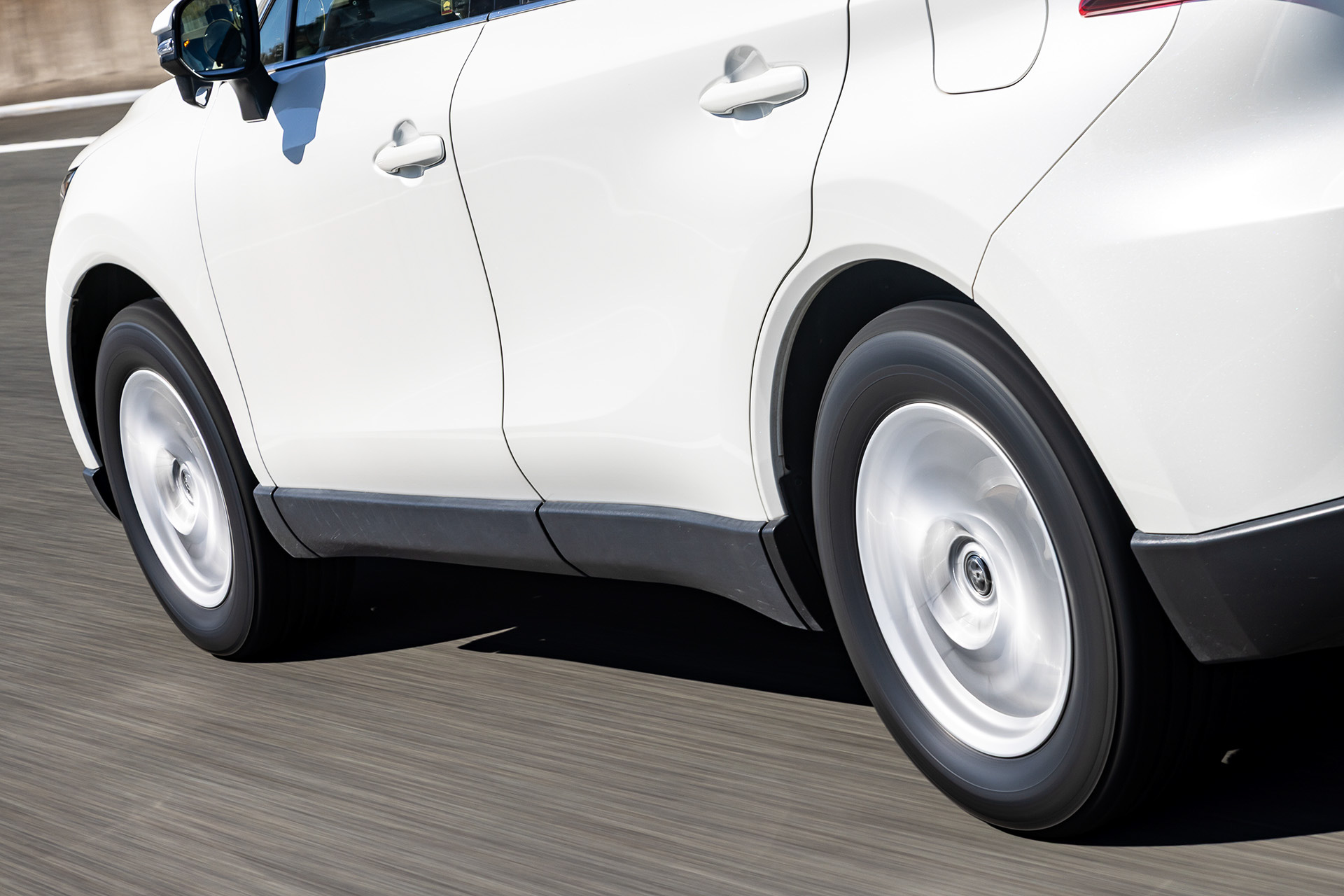 運転をバトンタッチした琴音さんもアレンザ 001の直進安定性の高さを実感できたという