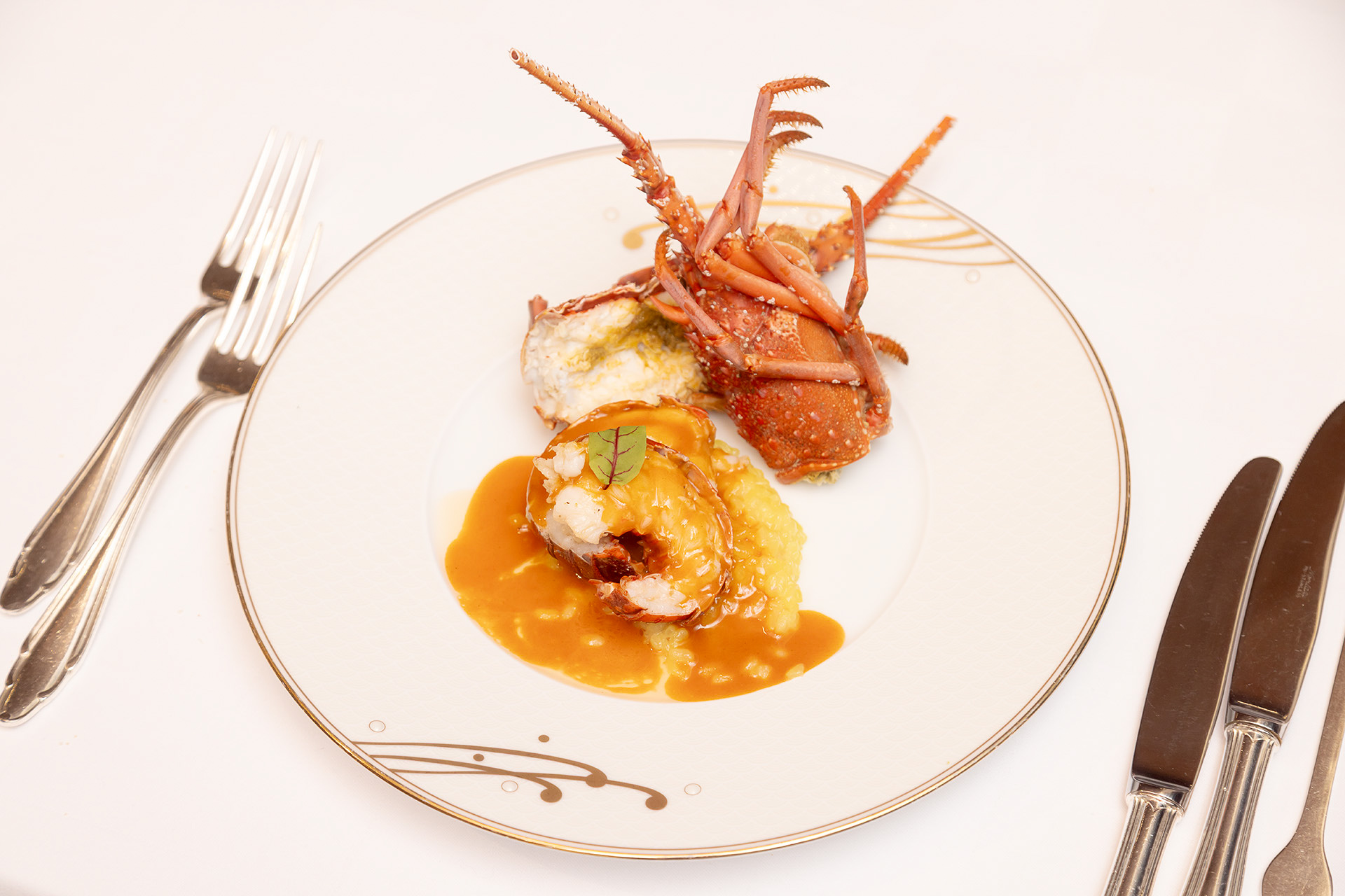 伊勢海老を使った冷製オードブルやクリームスープをはじめ、鮑のステーキ、黒毛和牛のフィレ肉ステーキなどすべてに感動。完璧な食事が旅に彩を与えてくれた（写真は伊勢海老のロティ）