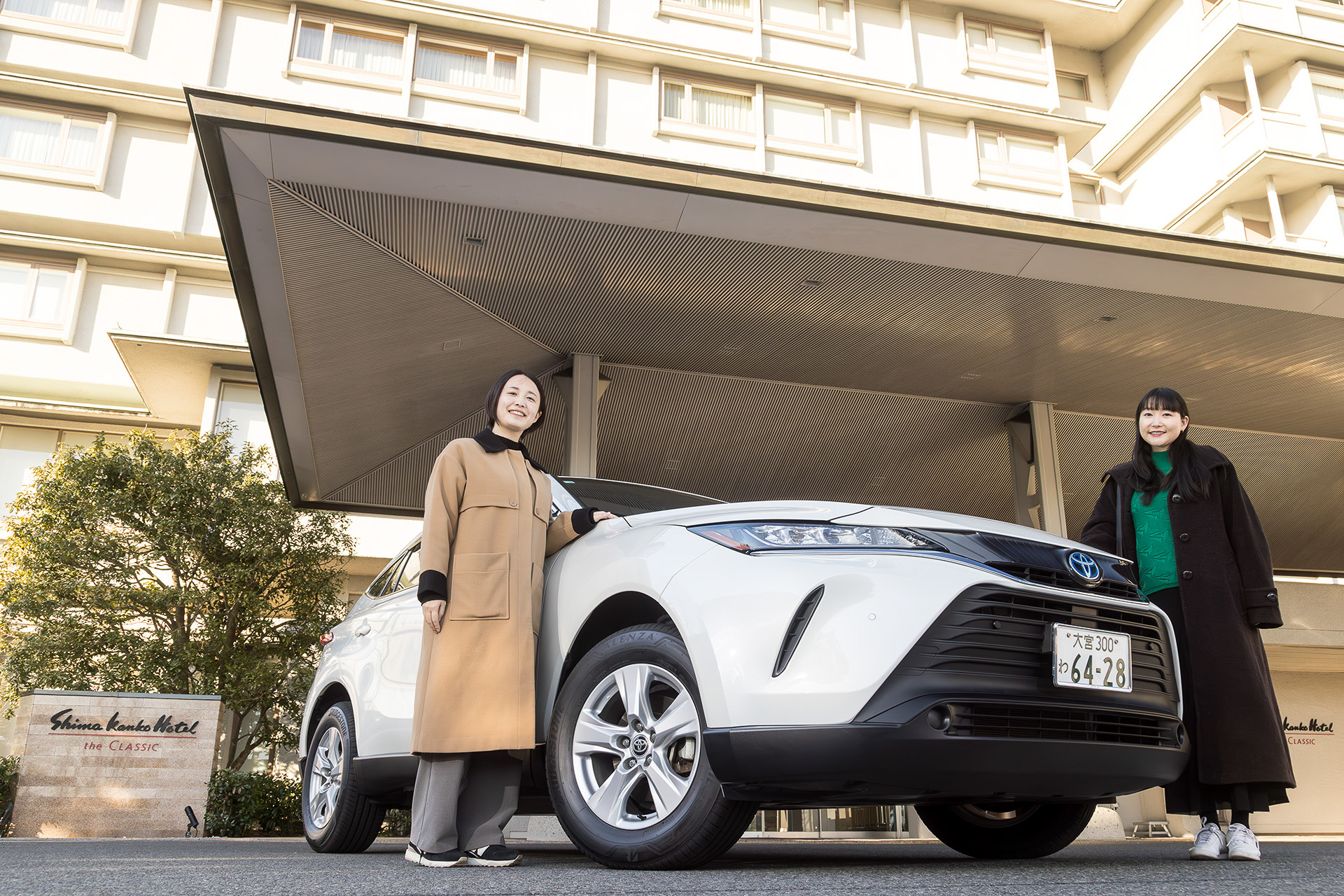 モータージャーナリストの伊藤梓さん（左）と、歌手であり旅行記事も執筆している琴音さん（右）が東京～伊勢志摩の“大人の女子旅”を楽しんだ