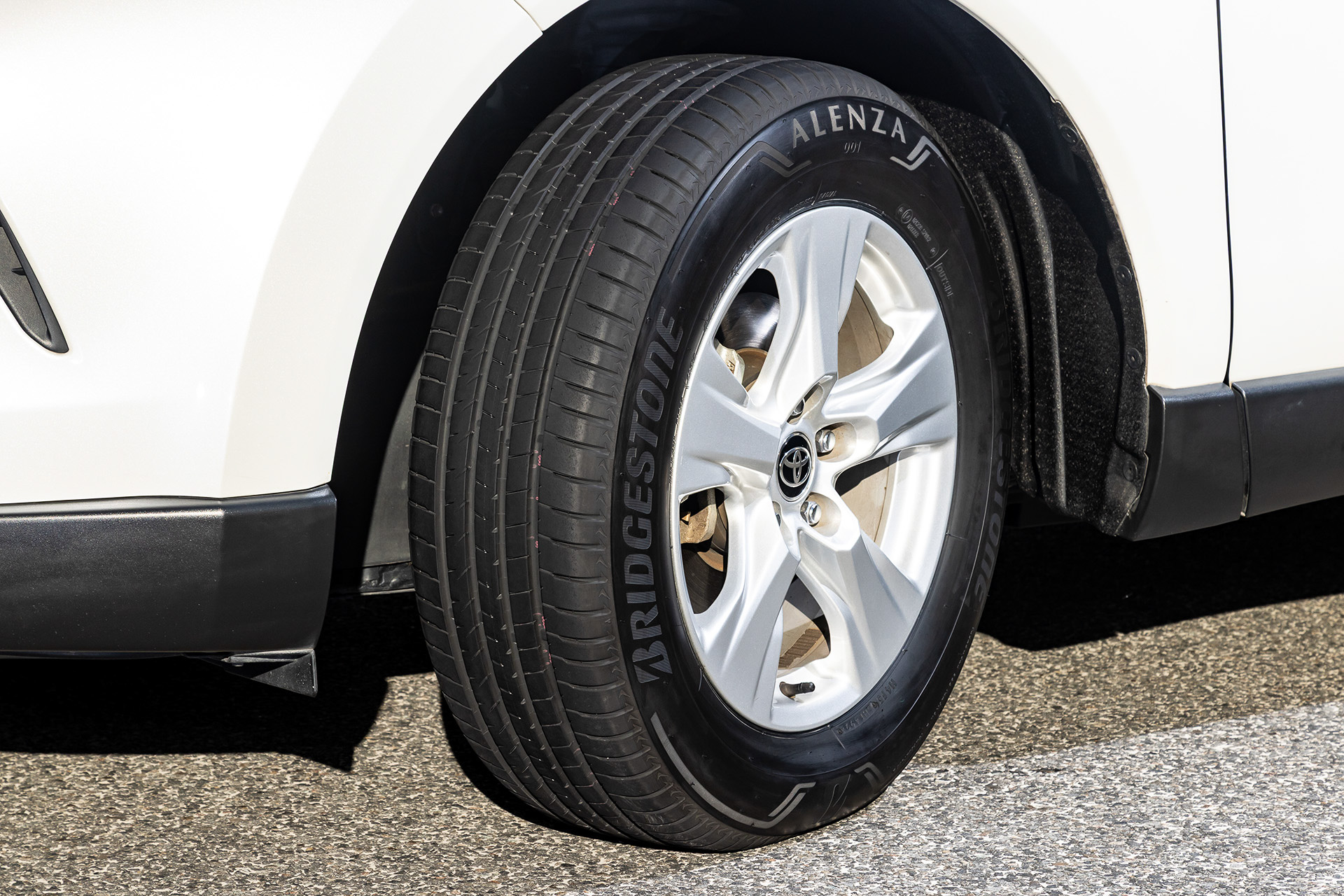 今回の伊勢志摩旅のパートナーはトヨタ「ハリアー」＆<a href="https://tire.bridgestone.co.jp/alenza/?utm_source=CarWatch&utm_medium=tieup&utm_campaign=alenza2025" class="n" target="_blank">ブリヂストン「アレンザ 001」</a>。アレンザ 001はプレミアムSUV向けに開発されたタイヤで、スポーティな運動性能、オンロードでの高いドライ＆ウェット性能に加え、低燃費性能、ライフ性能にも配慮したハイパフォーマンスタイヤ