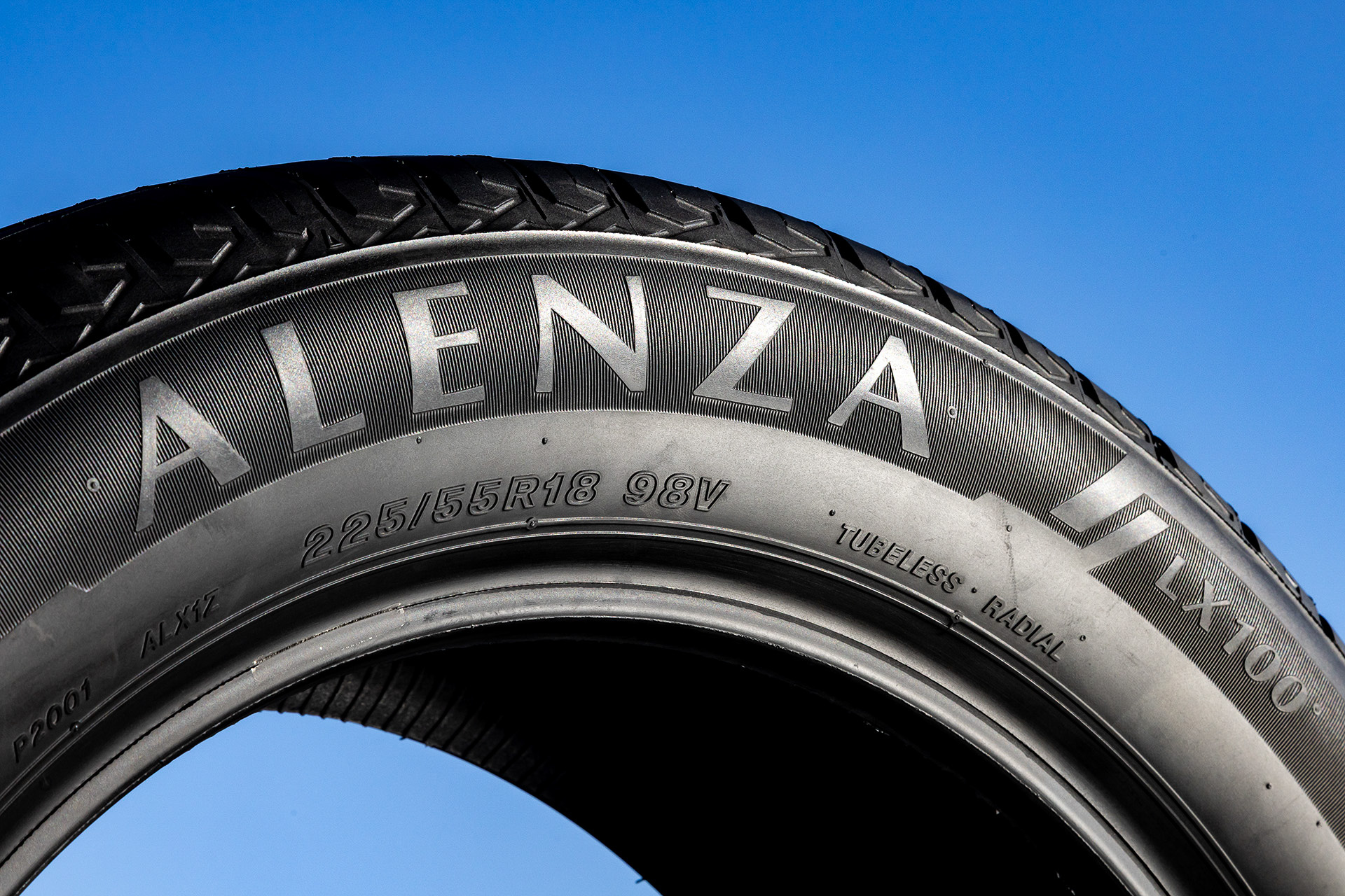 アレンザシリーズとしてはオンロード/スポーツ性能を重視したアレンザ 001のほかに、オンロード/コンフォート性能を重視した「アレンザ LX100」も設定。<a href="https://tire-onlinestore.bridgestone.co.jp/brand/alenza.html?utm_source=carwatch&utm_medium=tieup&utm_campaign=202503btos" class="n" target="_blank">ブリヂストン公式タイヤオンラインストア</a>で購入可能だ