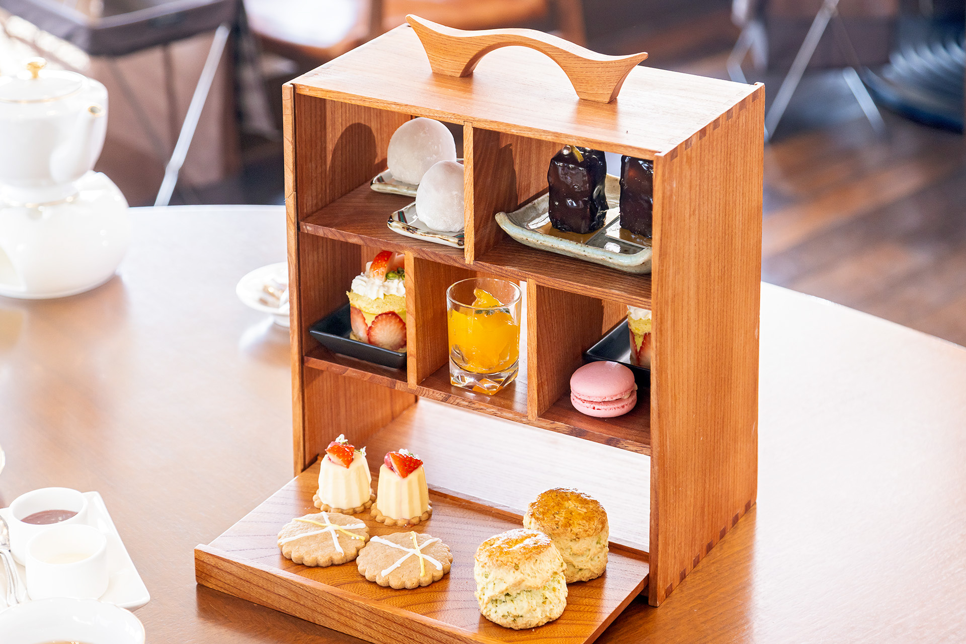 ふたたび志摩観光ホテル ザ クラシックに戻り、カフェ＆ワインバー「リアン」でアフタヌーンティーをいただく。特に苺のミルフィーユには感激