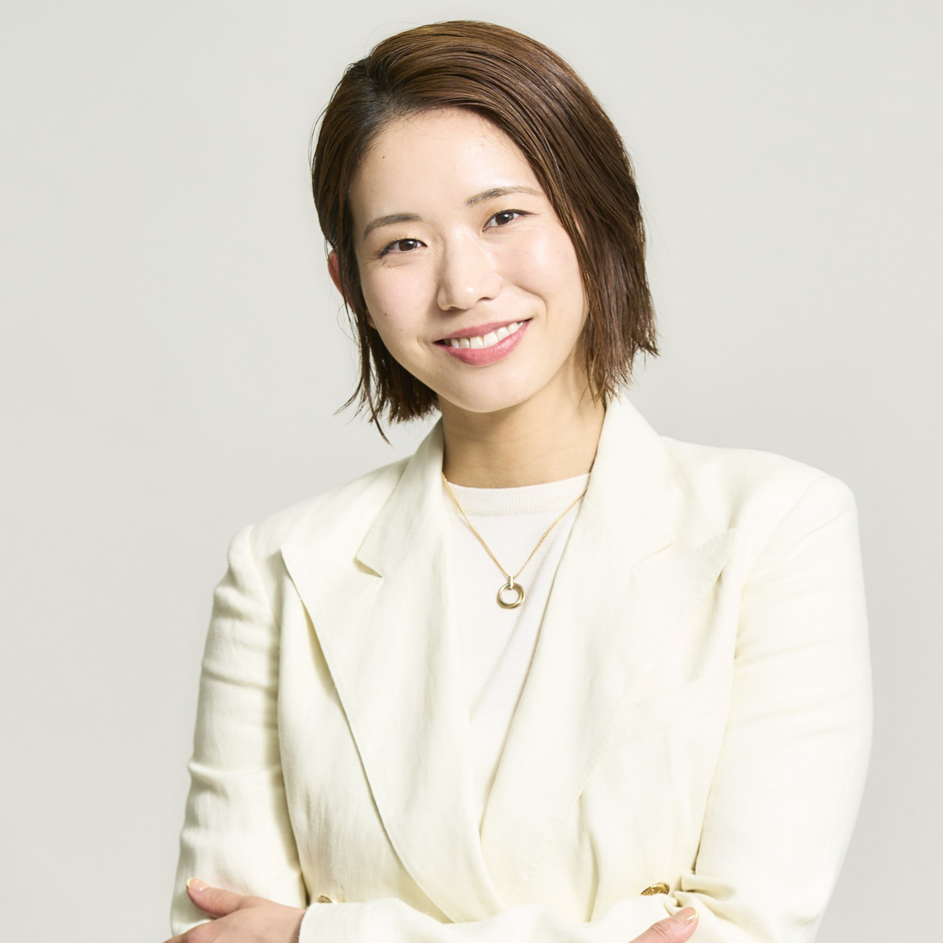 古賀紗理那氏（元女子バレーボール選手）：1996年5月21日生まれ、熊本県出身。パリ 2024 オリンピックのバレーボール女子日本代表主将を務める。2015年に FIVB（国際バレーボール連盟）女子バレーボールワールドグランプリのメンバーに選ばれて以降、日本代表として活躍を続けてきたが、パリ 2024 開幕を前に、同大会で現役引退することを発表。バレーボール男子日本代表の西田有志選手と結婚し、話題に。現在はバレーボールへの恩返しをする活動を中心に、様々な取り組みを展開中