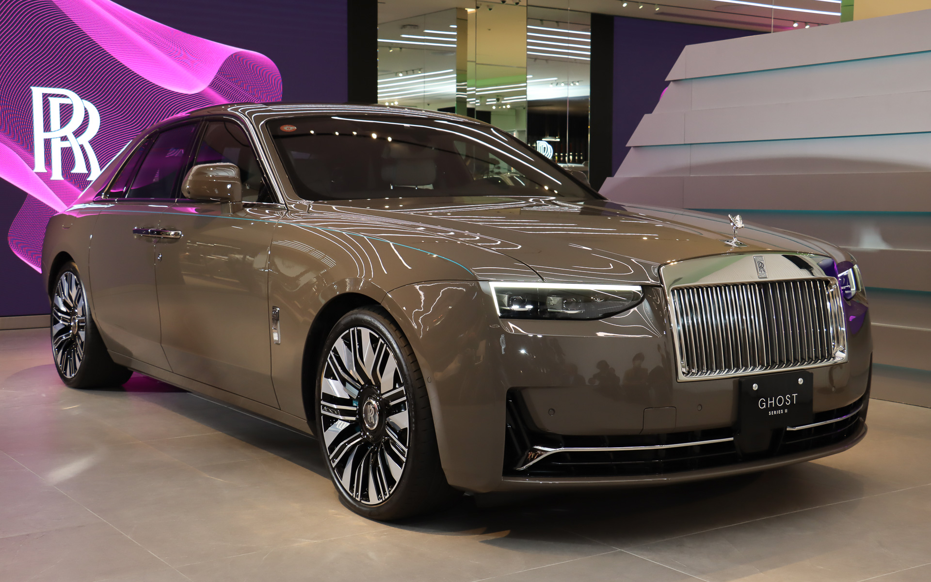 ゴースト・シリーズII。ボディカラーは「エンペラドール・トリュフ」