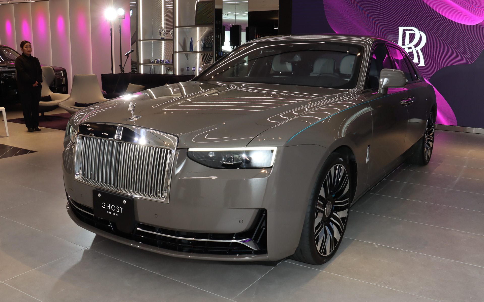 ゴースト・シリーズII。ボディカラーは「エンペラドール・トリュフ」