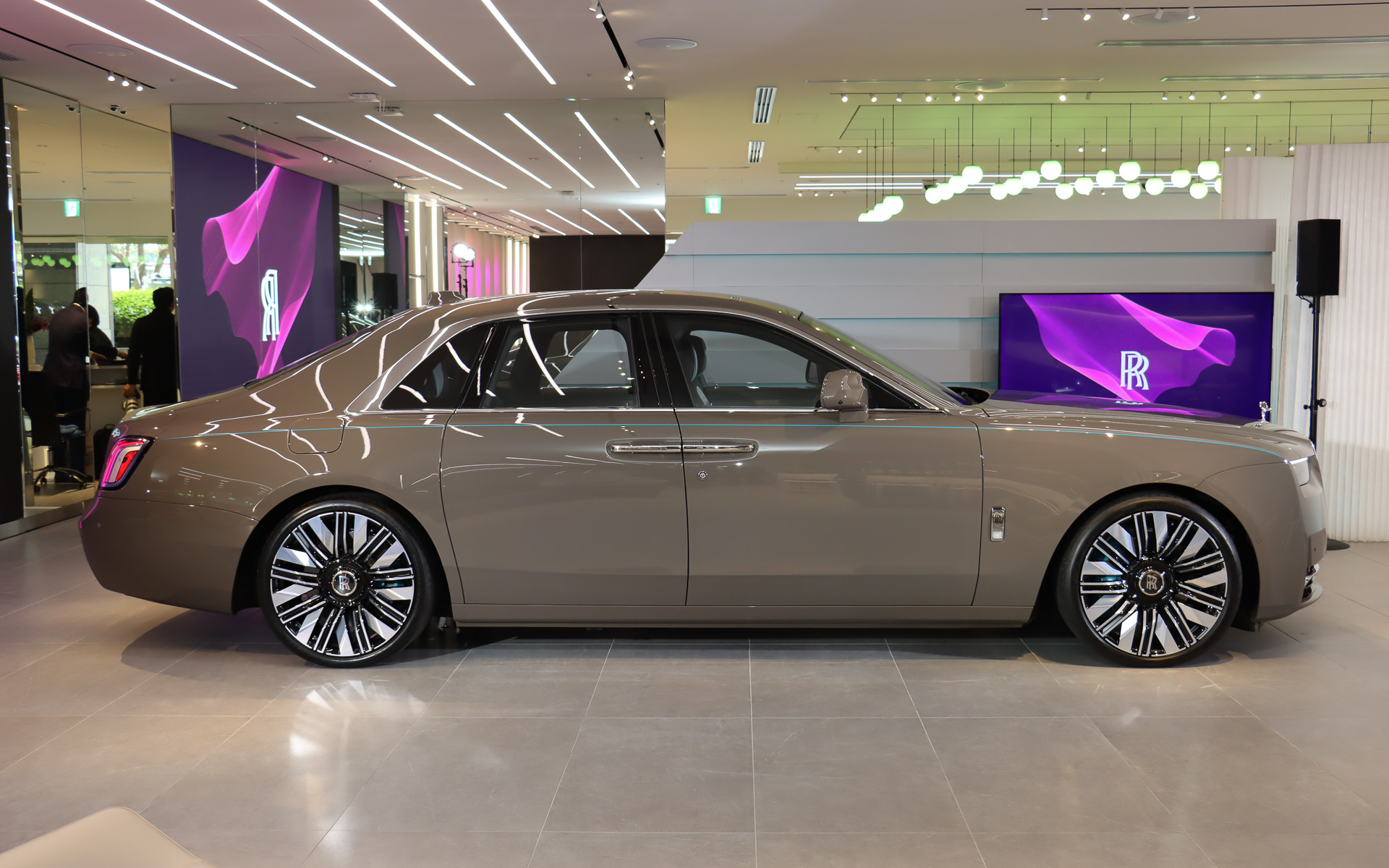 ゴースト・シリーズII。ボディカラーは「エンペラドール・トリュフ」