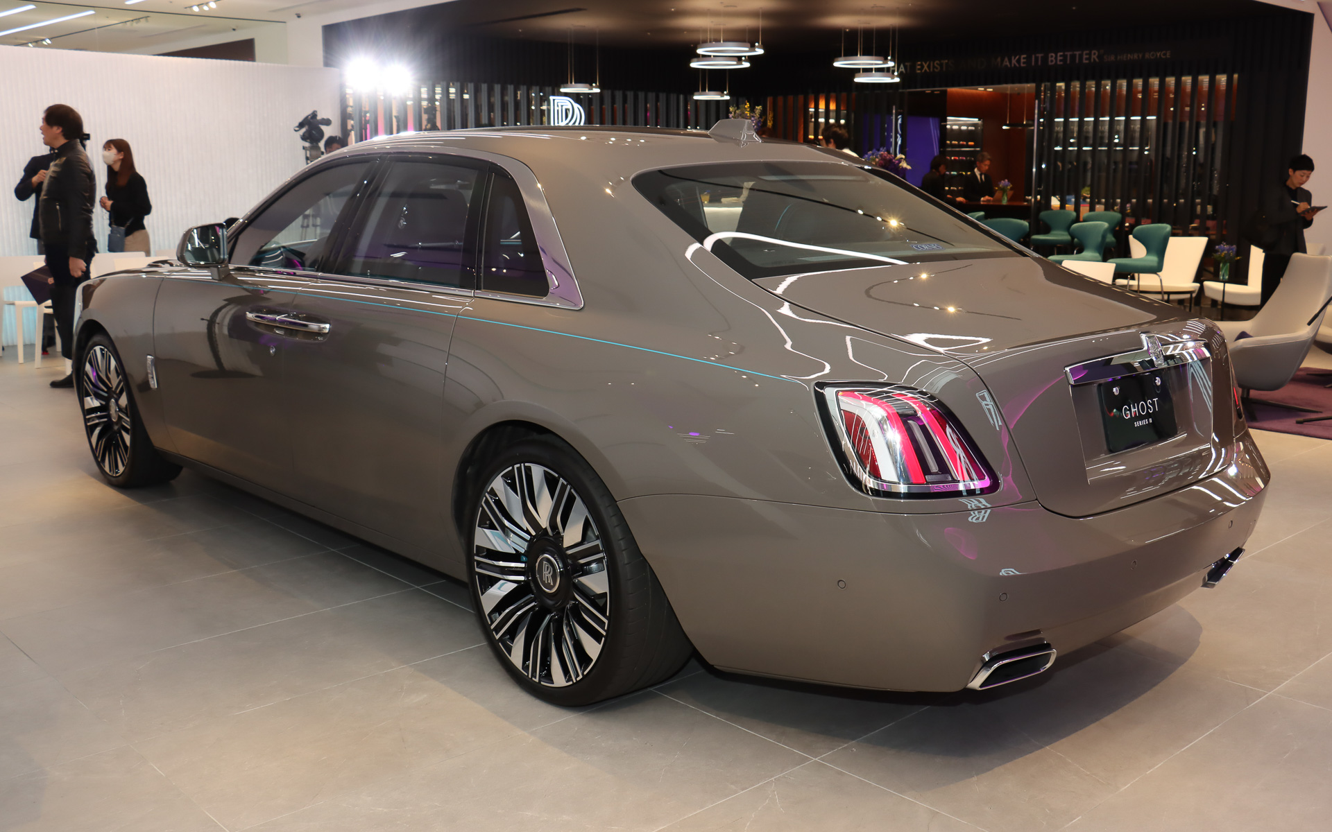 ゴースト・シリーズII。ボディカラーは「エンペラドール・トリュフ」