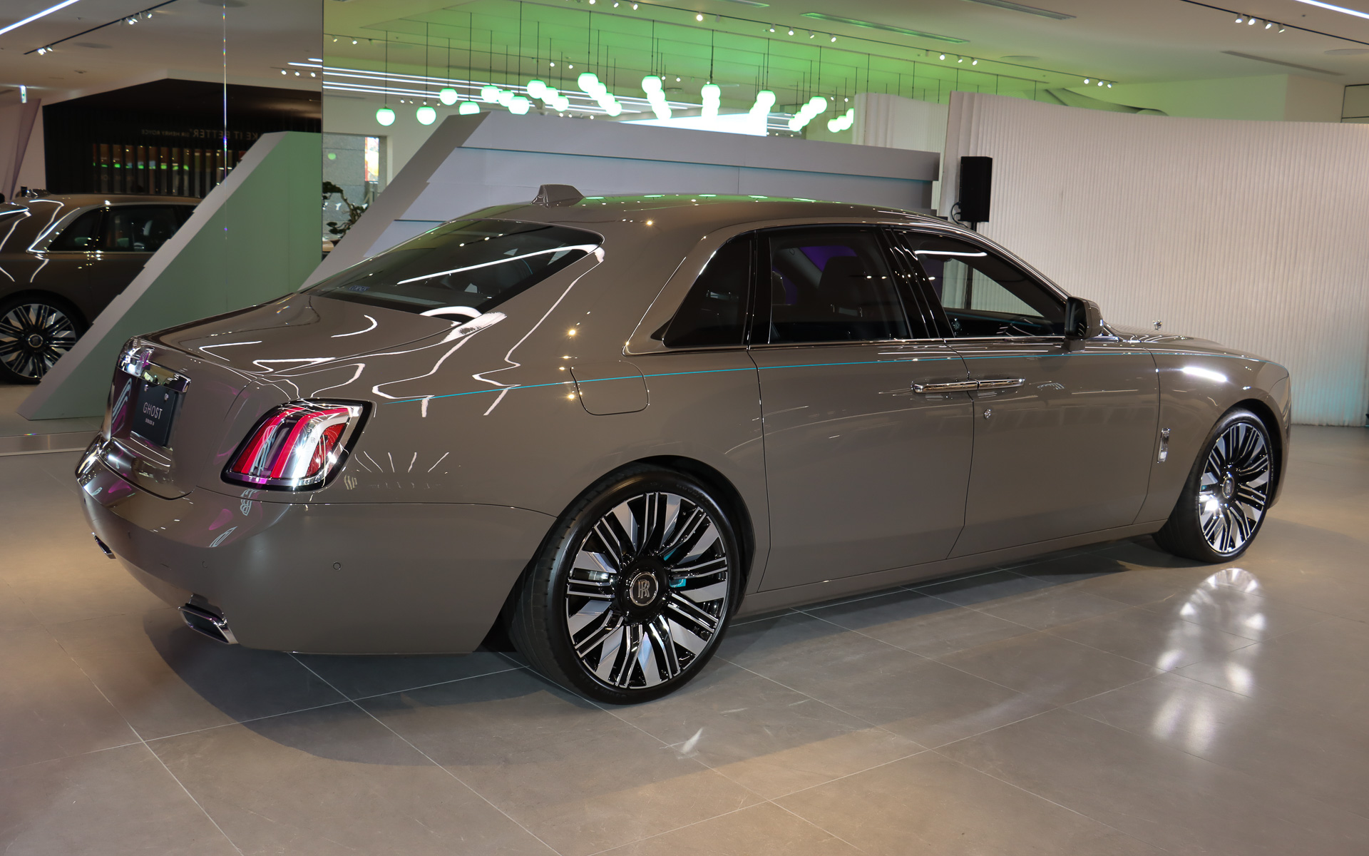 ゴースト・シリーズII。ボディカラーは「エンペラドール・トリュフ」