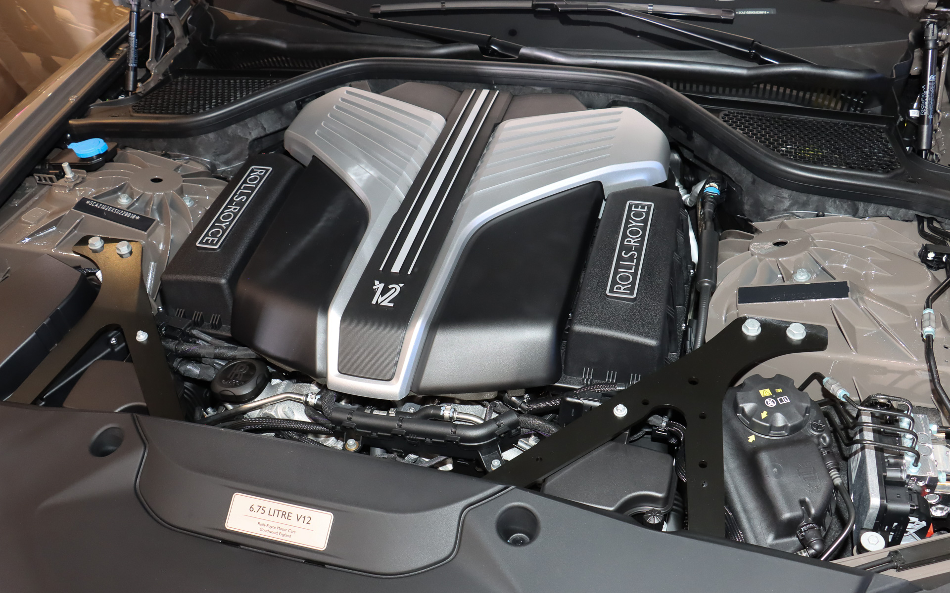 ゴースト・シリーズ IIのV型12気筒 6.75リッターツインターボエンジンは最高出力420kW（571PS）/5000-6000rpm、最大トルク850Nm/1600-4250rpmを発生