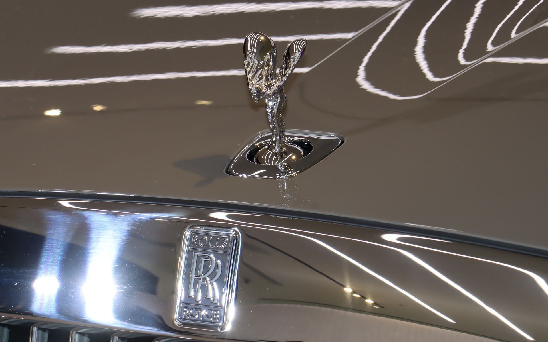 ボンネットオープナーを操作すると、ボンネット中央の「スピリット・オブ・エクスタシー」が内部に自動格納。車内での操作でも展開/格納を切り替えられる