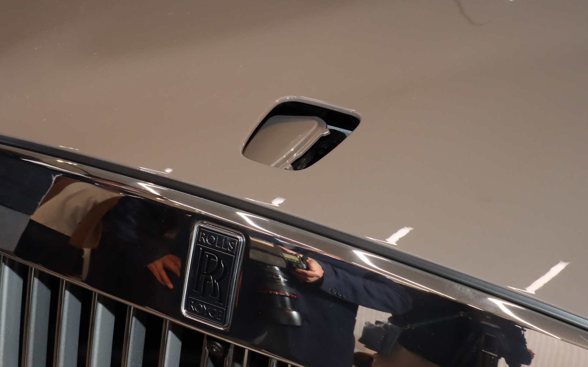 ボンネットオープナーを操作すると、ボンネット中央の「スピリット・オブ・エクスタシー」が内部に自動格納。車内での操作でも展開/格納を切り替えられる