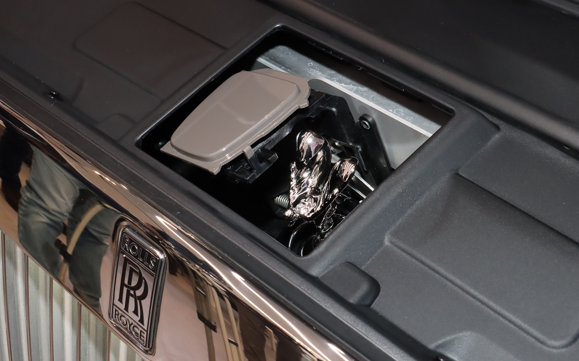 ボンネットオープナーを操作すると、ボンネット中央の「スピリット・オブ・エクスタシー」が内部に自動格納。車内での操作でも展開/格納を切り替えられる