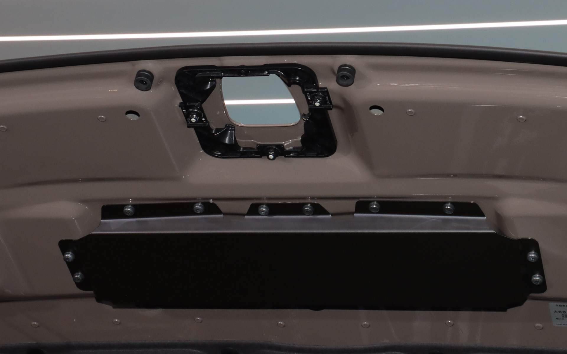 ボンネットオープナーを操作すると、ボンネット中央の「スピリット・オブ・エクスタシー」が内部に自動格納。車内での操作でも展開/格納を切り替えられる