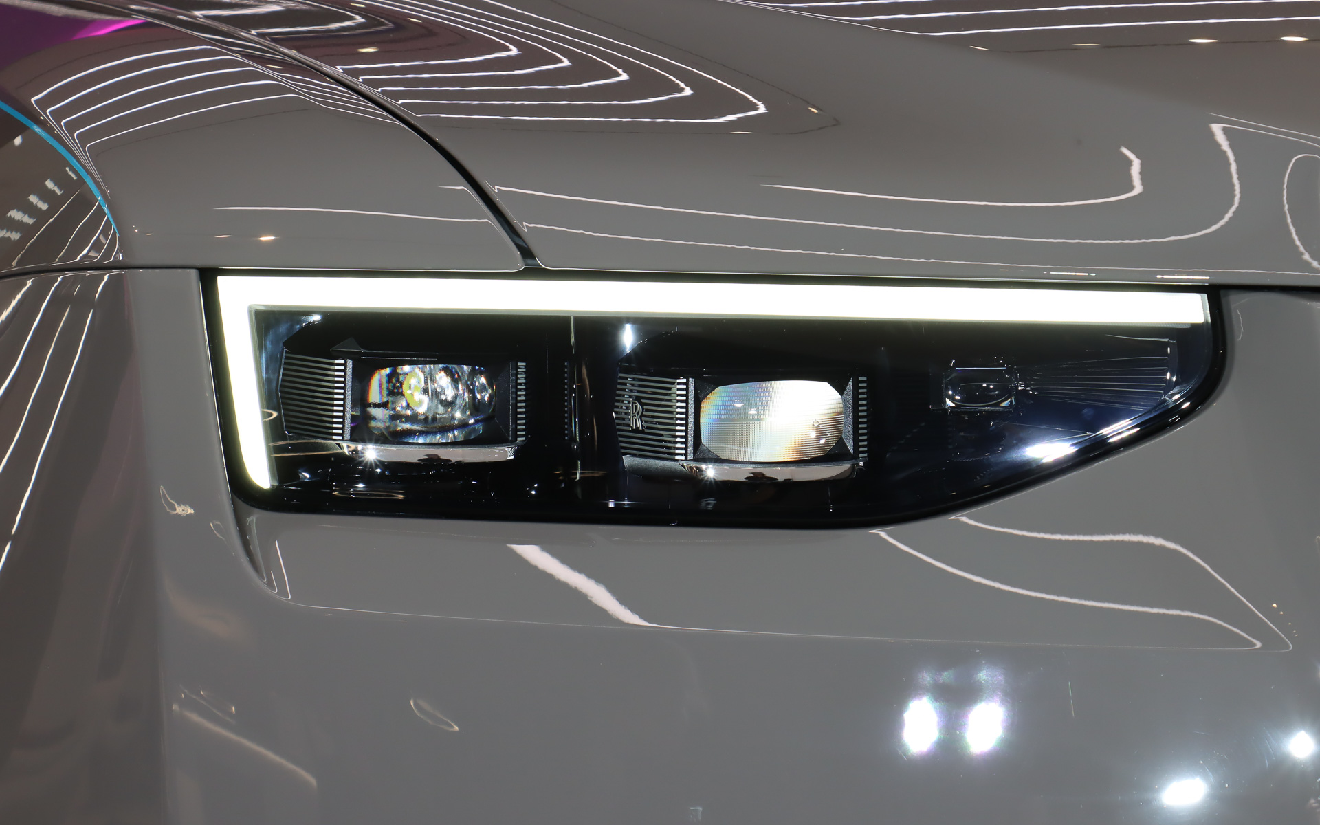 ヘッドライトはDRL（デイタイム・ランニング・ライト）のレイアウトをコの字型からL字型に変更するなど形状を大きく一新