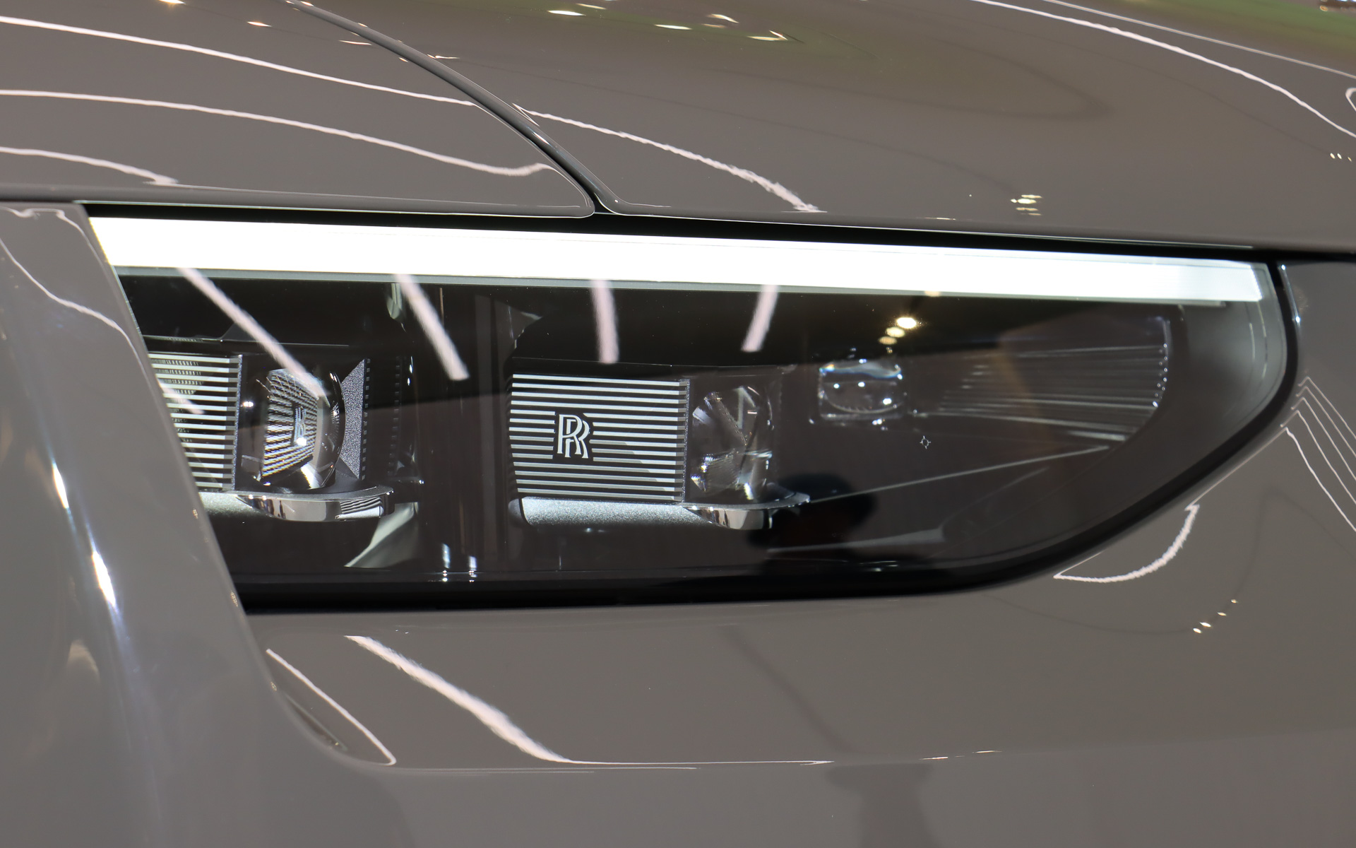 ヘッドライトはDRL（デイタイム・ランニング・ライト）のレイアウトをコの字型からL字型に変更するなど形状を大きく一新