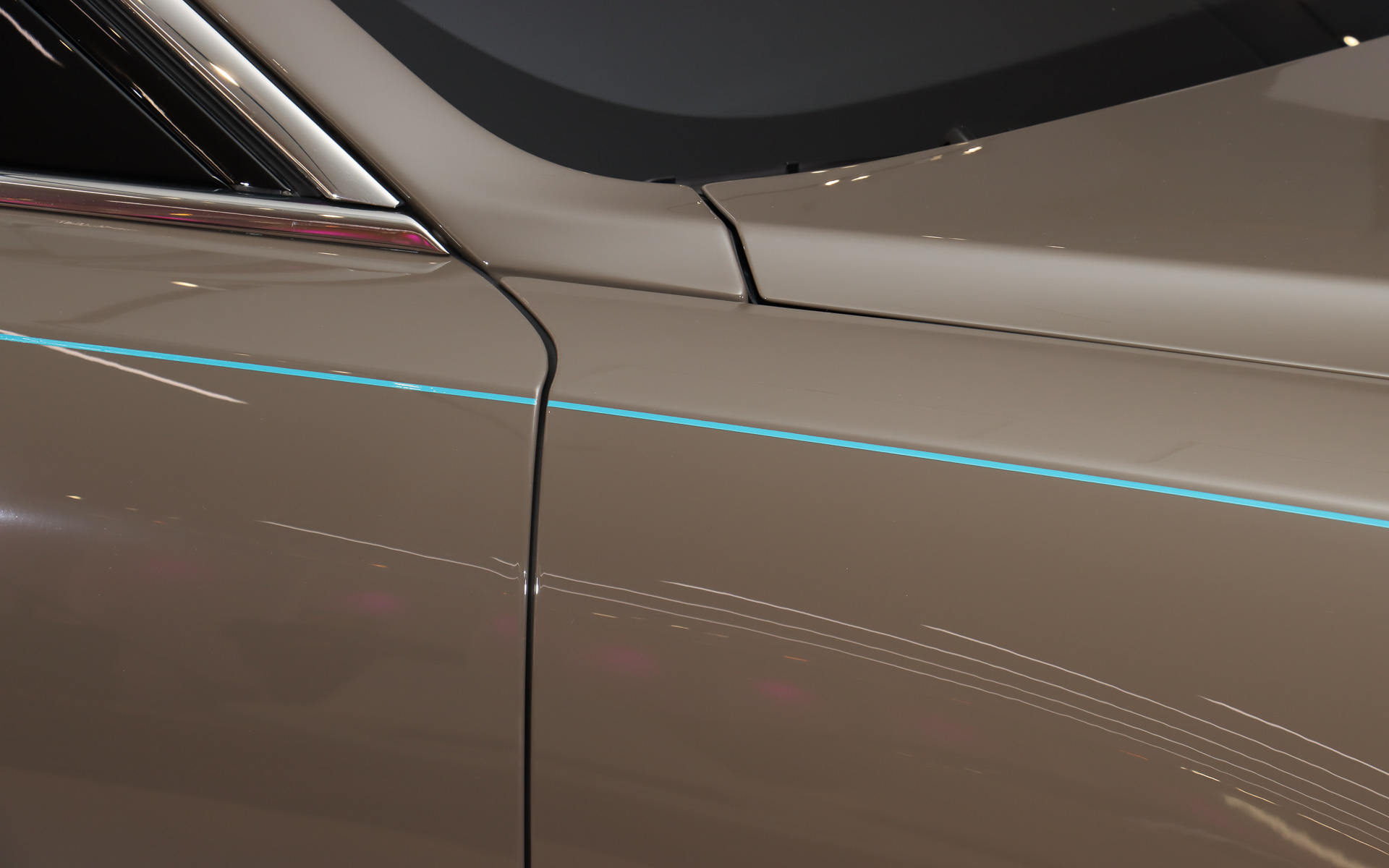 ボディ側面にはブルーのシングル・コーチラインが描かれている