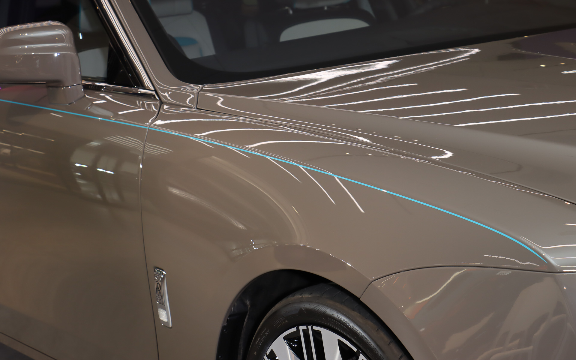 ボディ側面にはブルーのシングル・コーチラインが描かれている