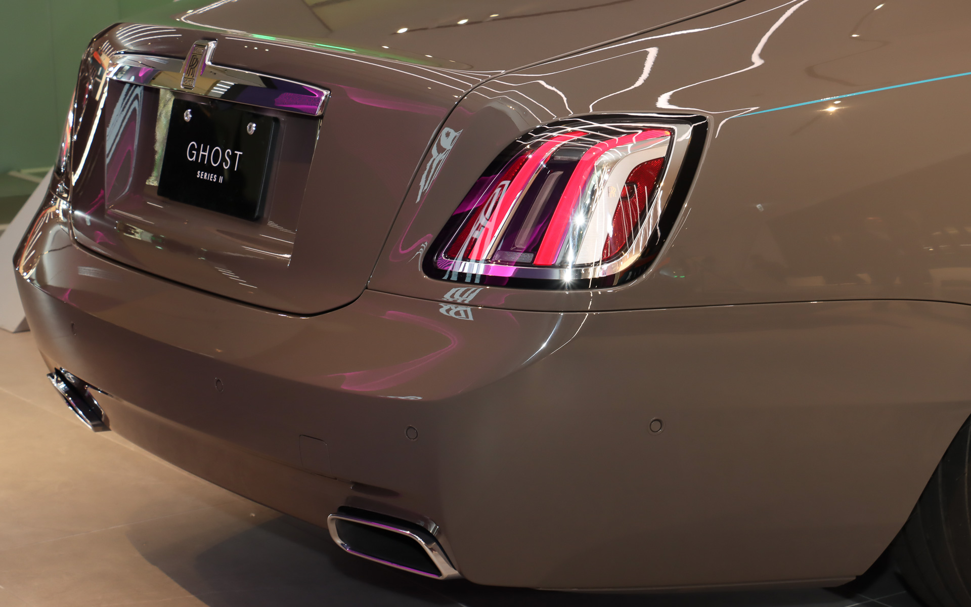 「スペクター」からインスピレーションを得たという縦型発光に変更されたリアコンビネーションランプ