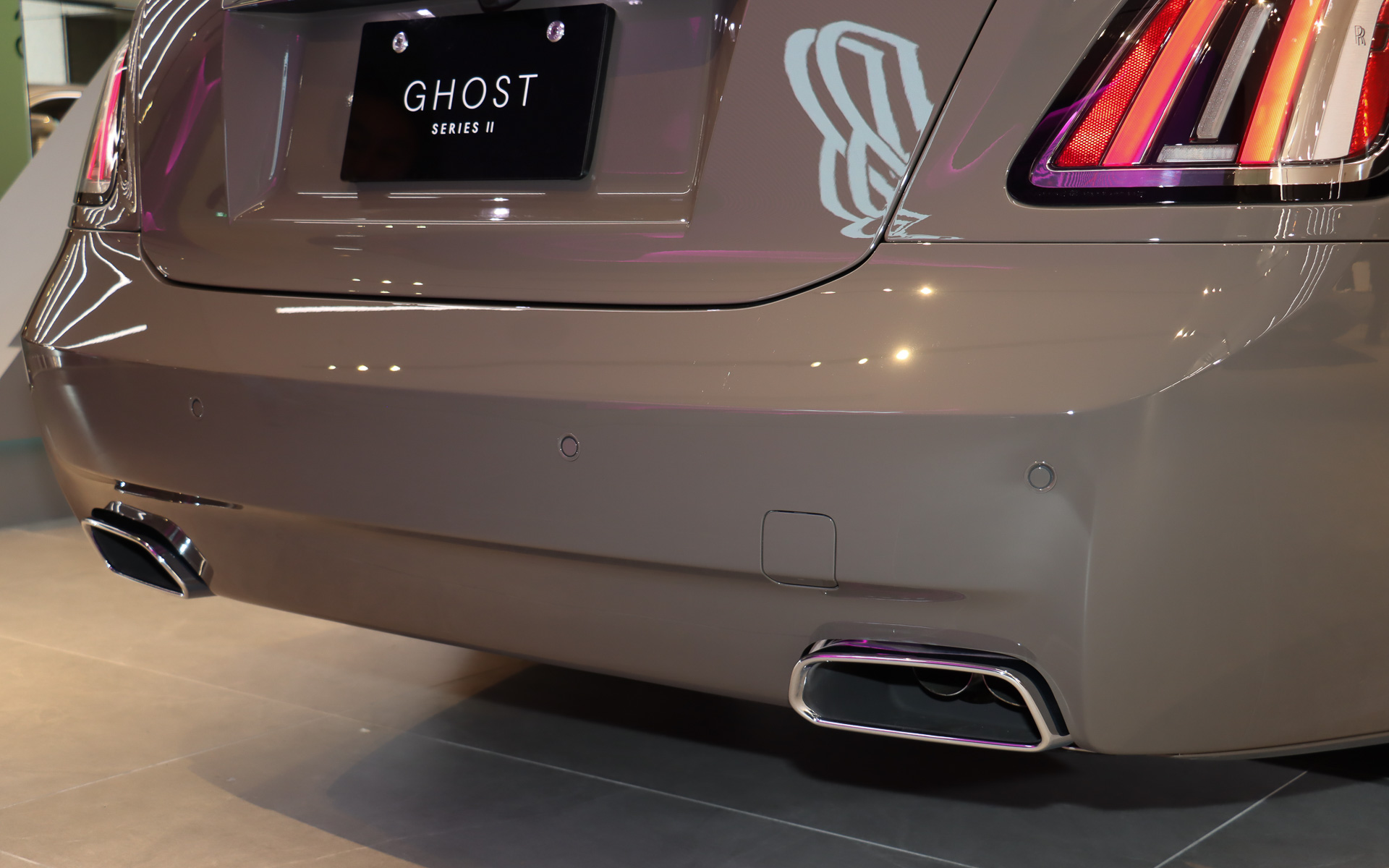 マフラーエンドをリアバンパー内にインテグレート