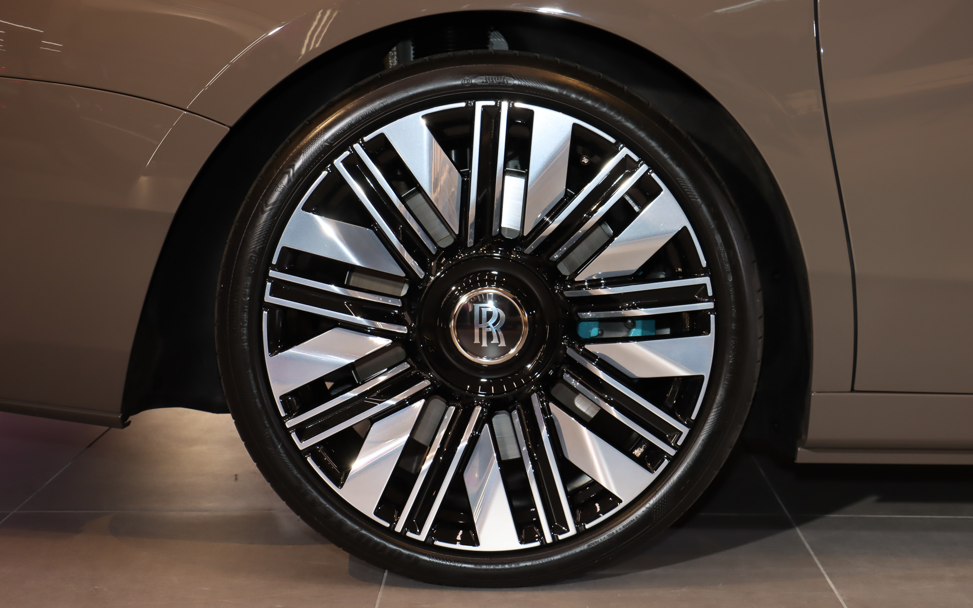 22インチの9スポークホイールは、写真の部分ポリッシュ仕上げのほかに全面ポリッシュ仕上げを用意。タイヤはグッドイヤー製の「イーグル F1 スーパースポーツ」で、サイズは255/35R22