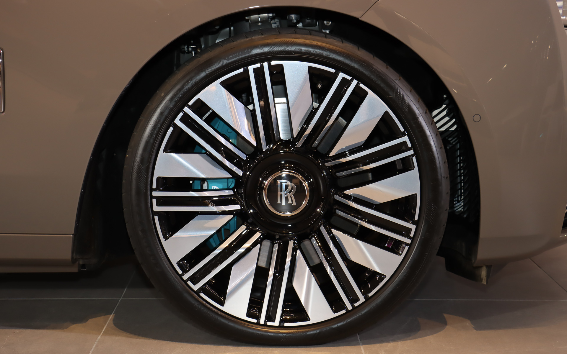 22インチの9スポークホイールは、写真の部分ポリッシュ仕上げのほかに全面ポリッシュ仕上げを用意。タイヤはグッドイヤー製の「イーグル F1 スーパースポーツ」で、サイズは255/35R22