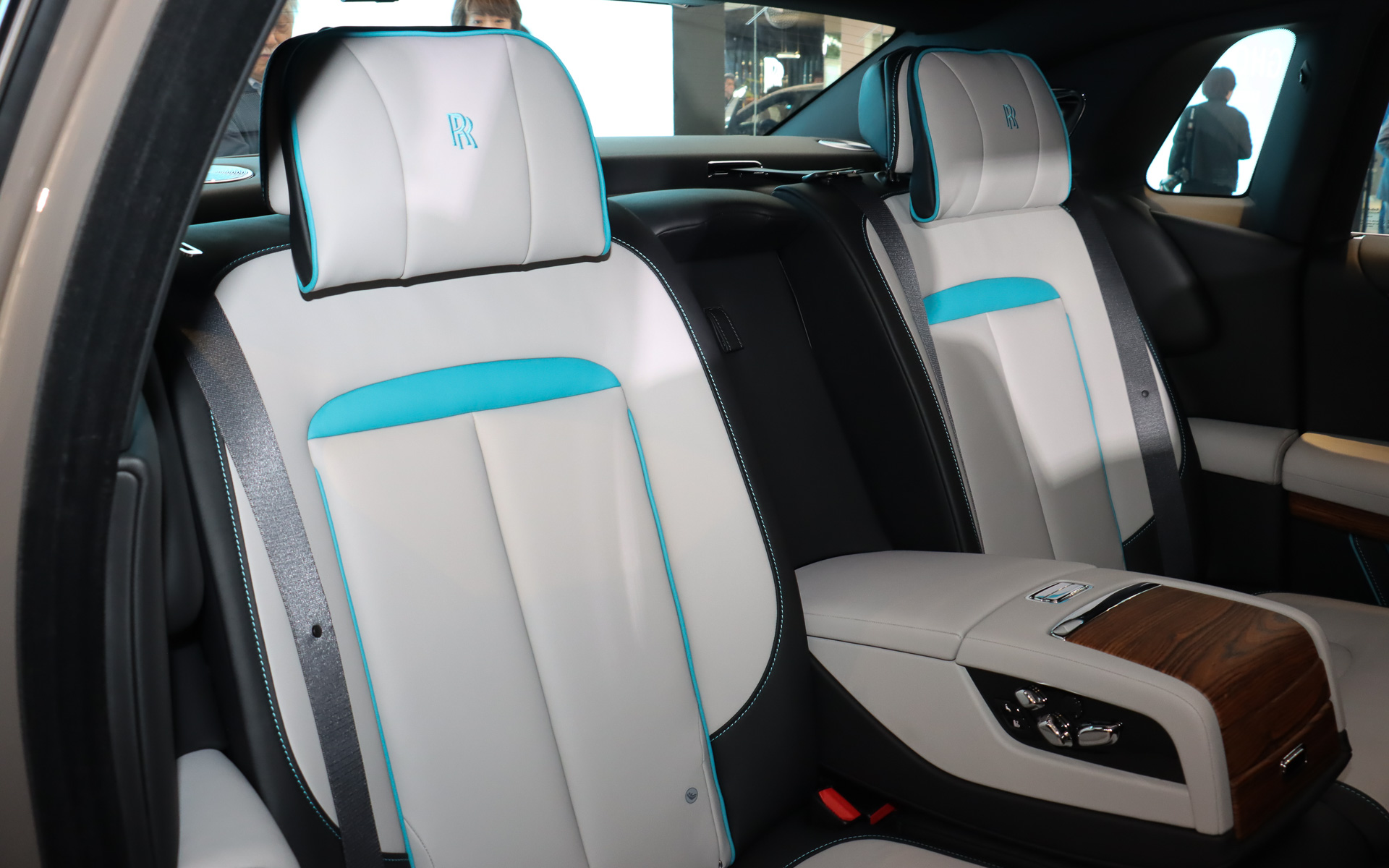 レザーシートはプライマリーカラーのブラックとセカンダリーカラーのカシミヤ・グレーの組み合わせに、アクセントカラーとしてトルケーゼ（トルコ石色）を追加している