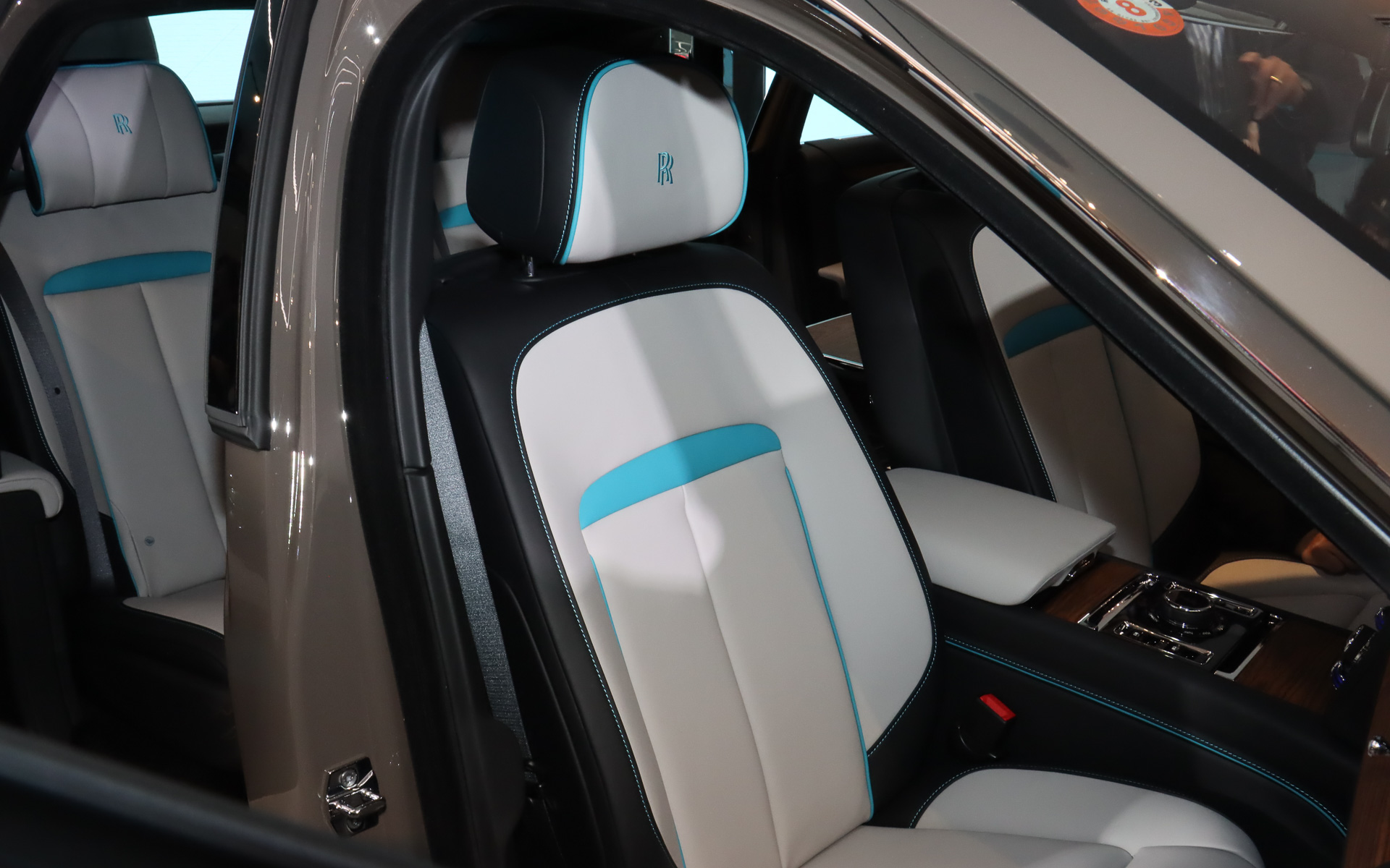 レザーシートはプライマリーカラーのブラックとセカンダリーカラーのカシミヤ・グレーの組み合わせに、アクセントカラーとしてトルケーゼ（トルコ石色）を追加している