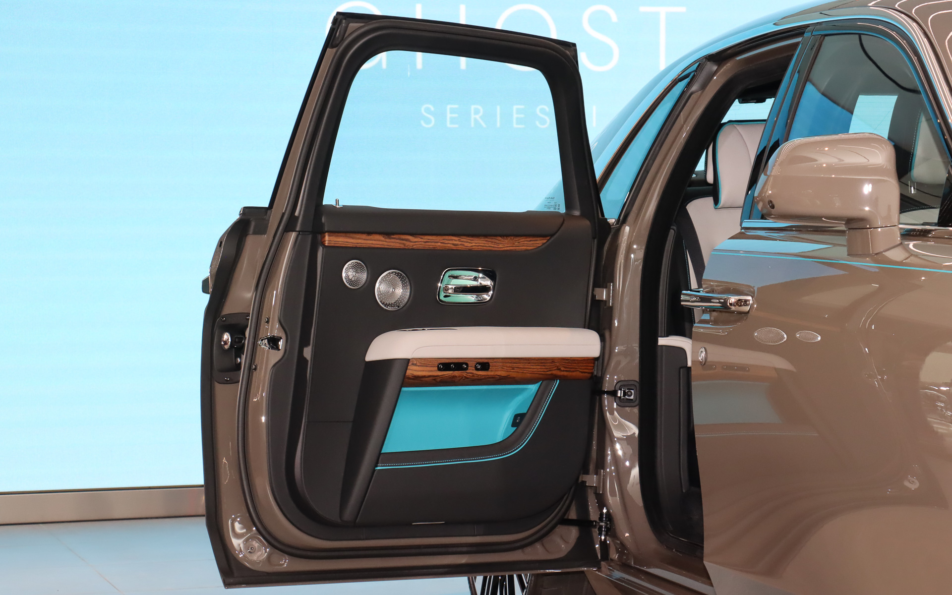 ドアポケットにもトルケーゼのアクセントカラーを設定。ウッドパネルにはオープンポア仕上げのミモザ・ネグラを使用する