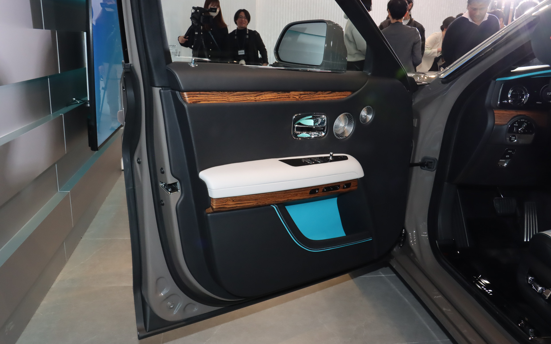 ドアポケットにもトルケーゼのアクセントカラーを設定。ウッドパネルにはオープンポア仕上げのミモザ・ネグラを使用する