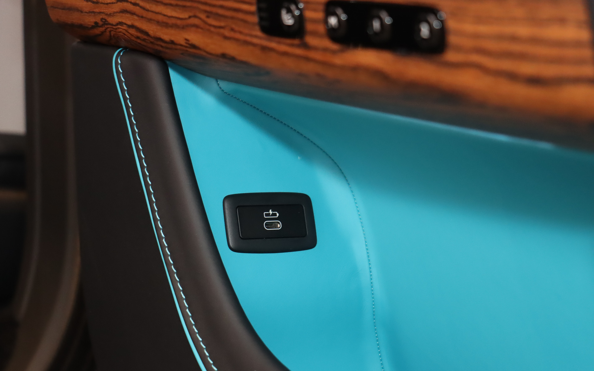 ドアポケット内にUSB Type-Cの充電ポートを設定