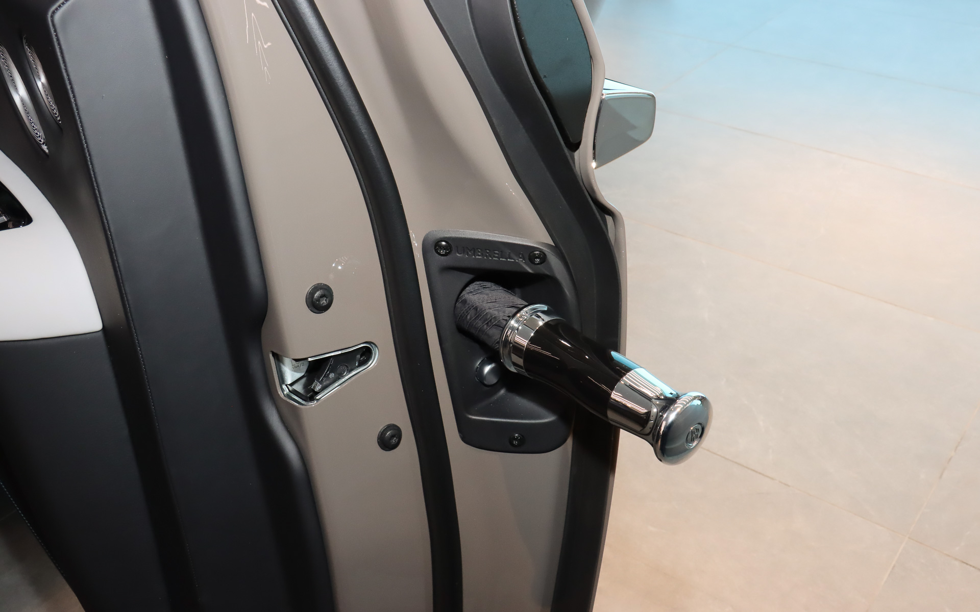 ロールス・ロイス車の定番装備であるリアドア内蔵の雨傘。軽さに加え、滑らかな開閉動作もアピールポイントとなっている