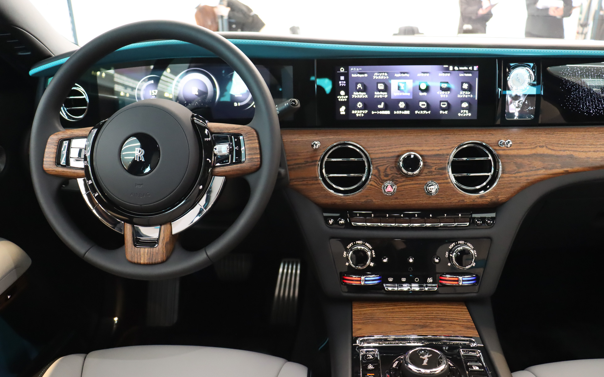 ステアリングスポークにもミモザ・ネグラのウッドパネルを使用