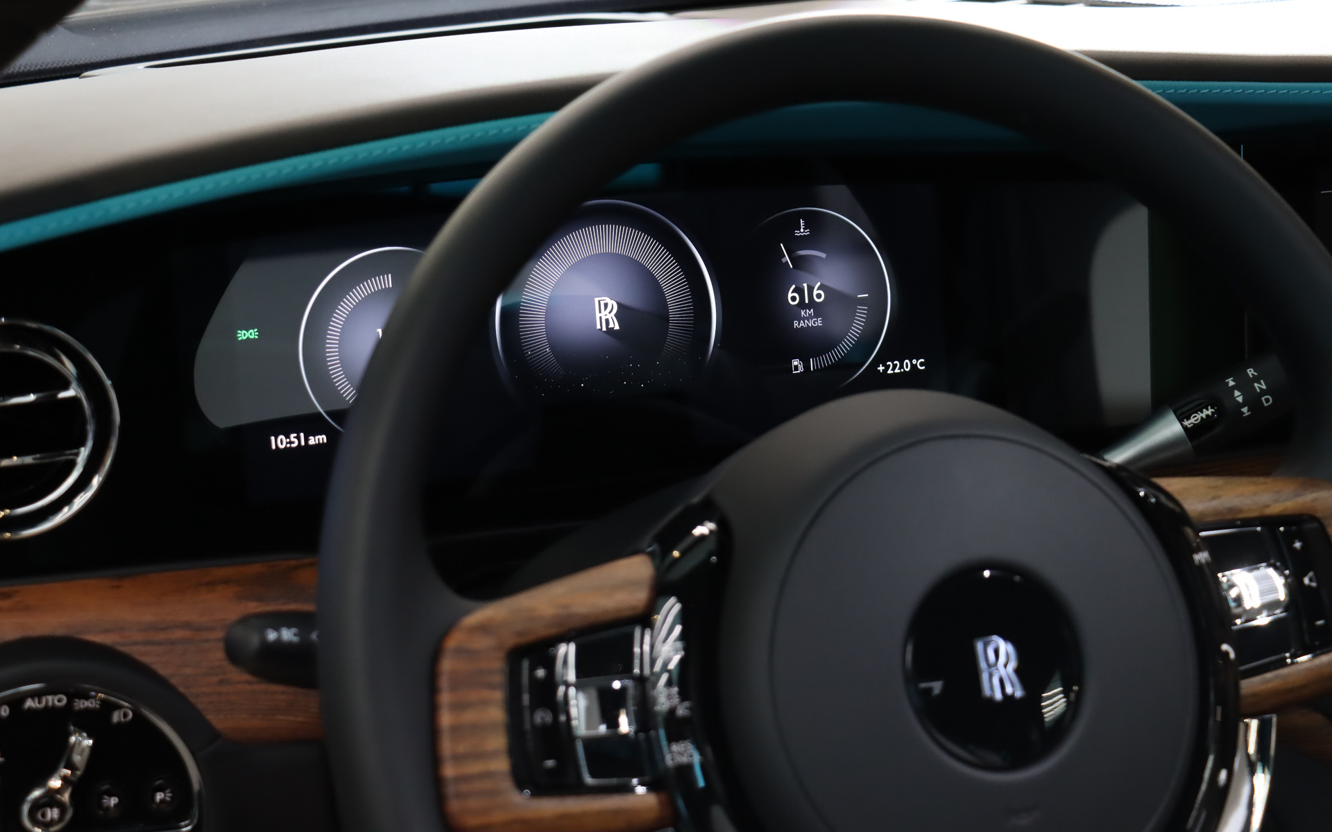 フルデジタル表示のメーターを採用する