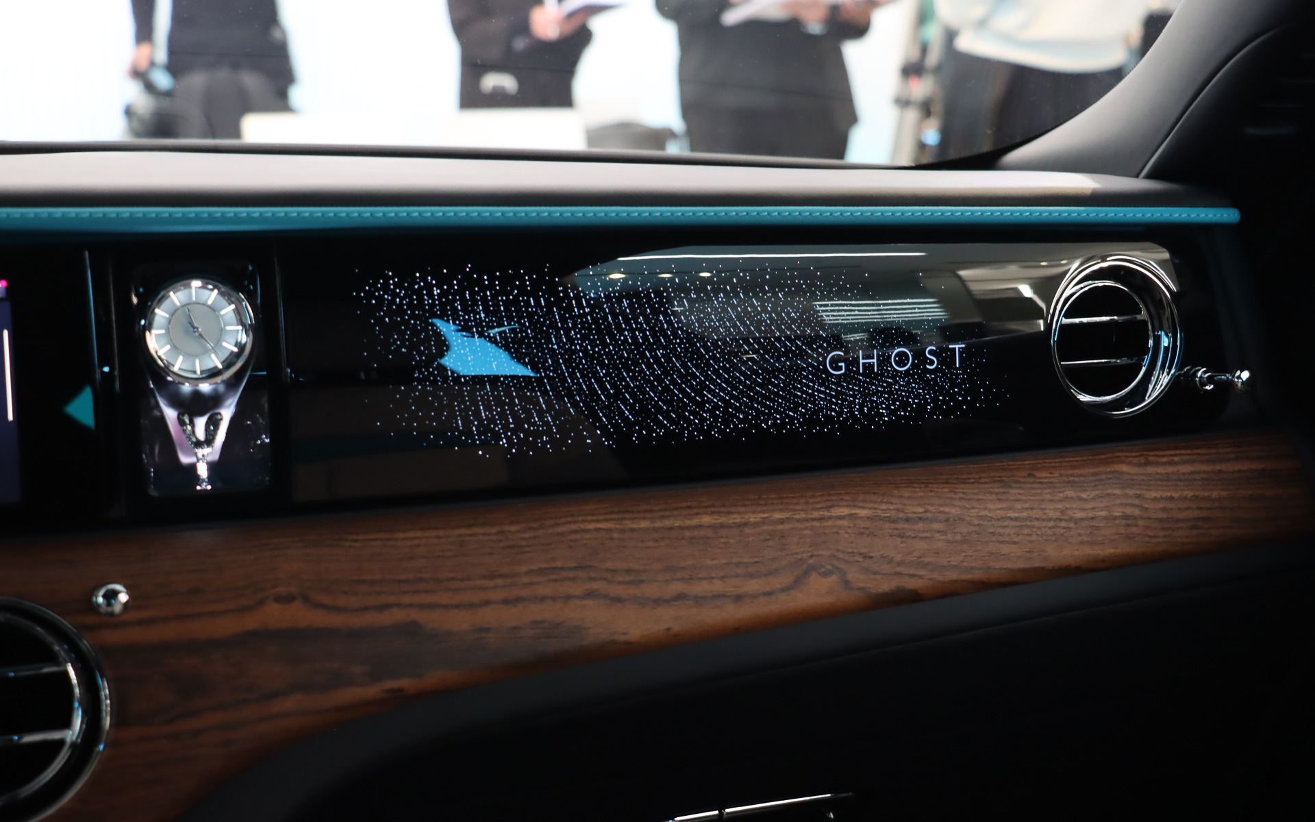 タイムラプスの天体写真からインスピレーションを得た「イルミネーテッド・フェイシア」を助手席前方に設置