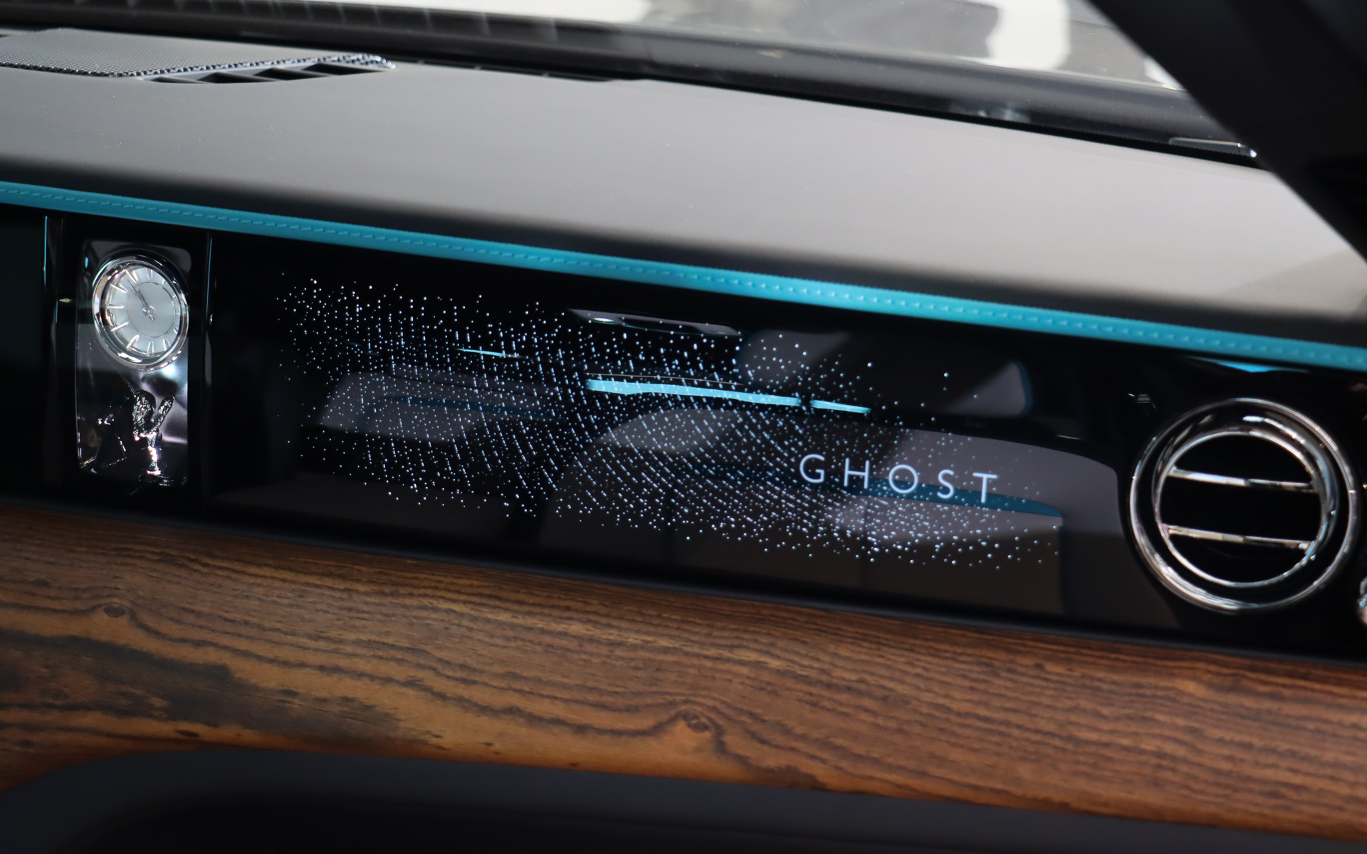 タイムラプスの天体写真からインスピレーションを得た「イルミネーテッド・フェイシア」を助手席前方に設置