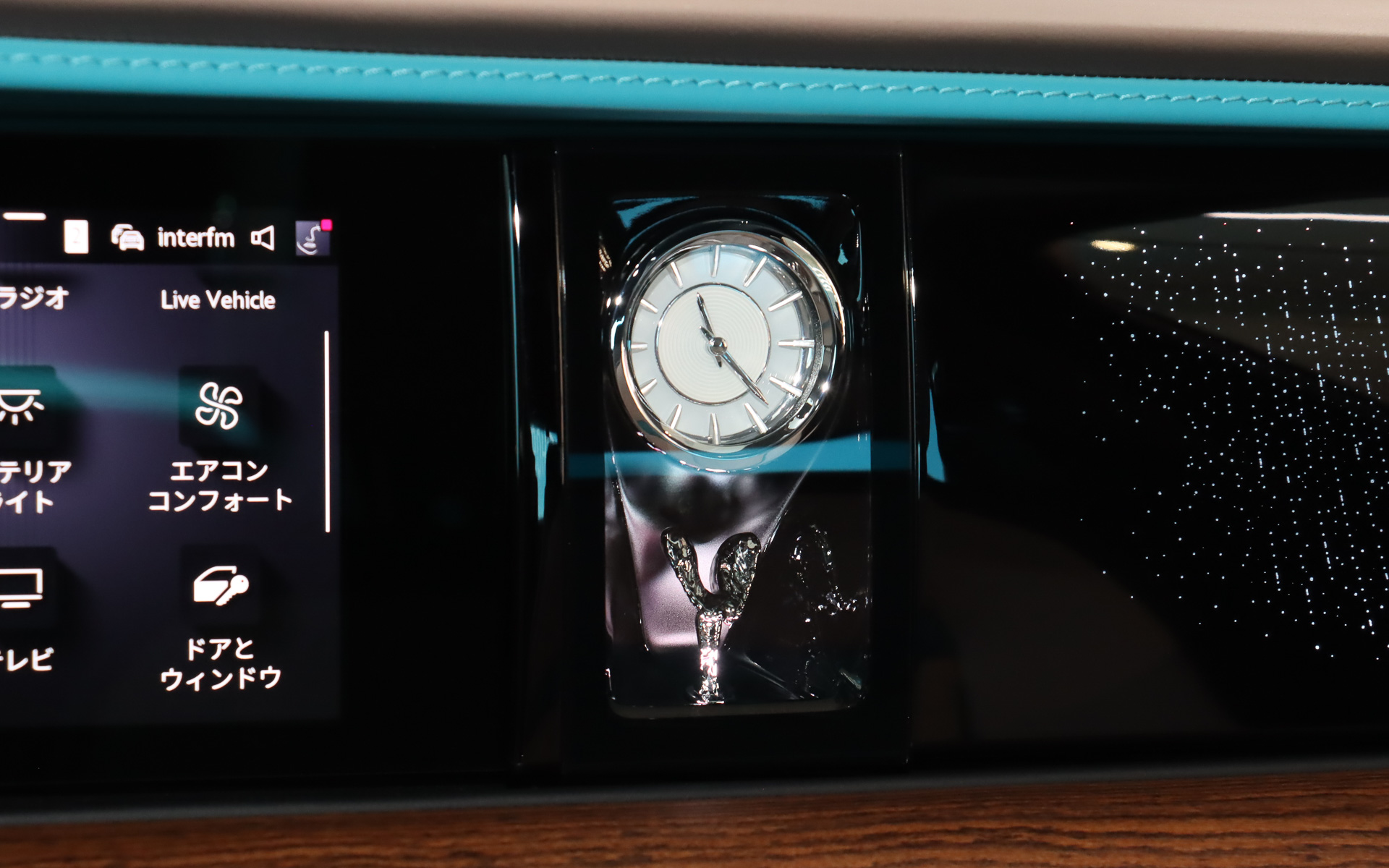 ステンレス製のスピリット・オブ・エクスタシー像とアナログ時計を組み合わせた「スピリット・オブ・エクスタシー・クロック・キャビネット」