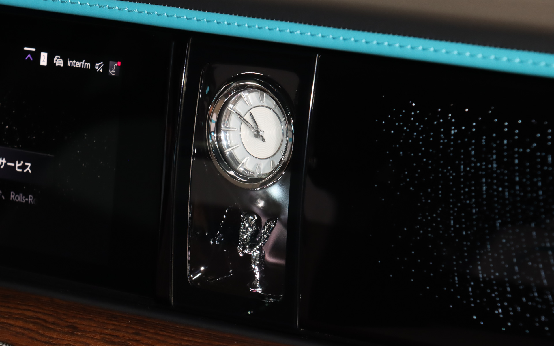 ステンレス製のスピリット・オブ・エクスタシー像とアナログ時計を組み合わせた「スピリット・オブ・エクスタシー・クロック・キャビネット」