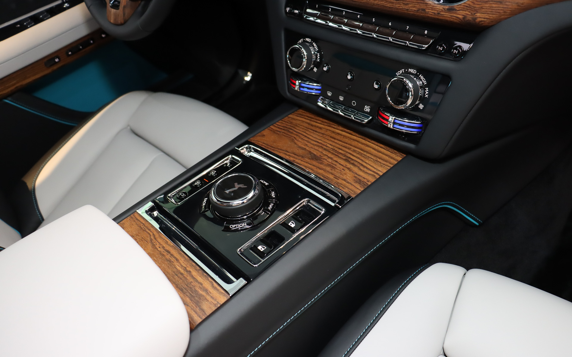 前後の4席それぞれで温度設定を変えられるエアコンはダイヤル操作式