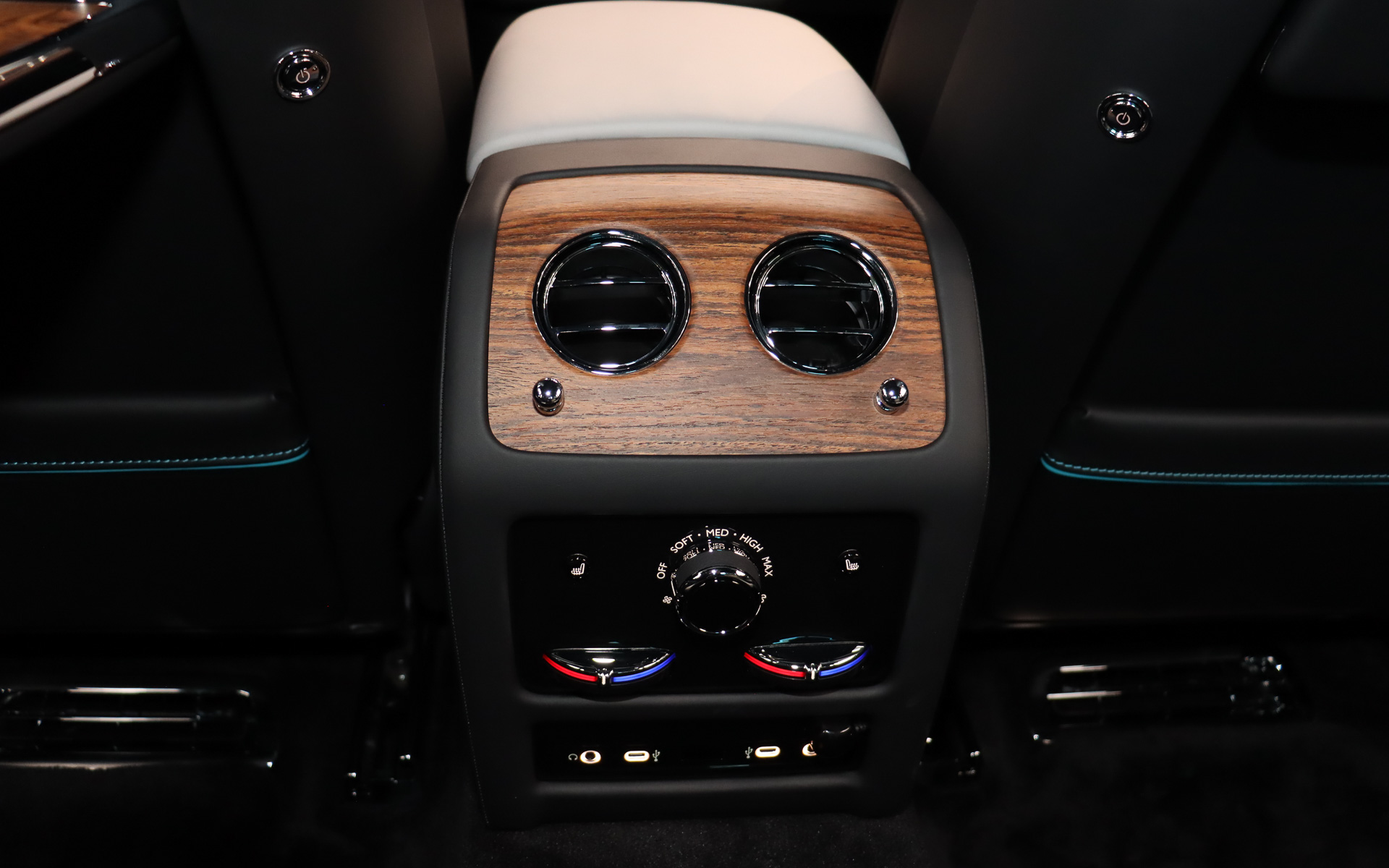 前後の4席それぞれで温度設定を変えられるエアコンはダイヤル操作式