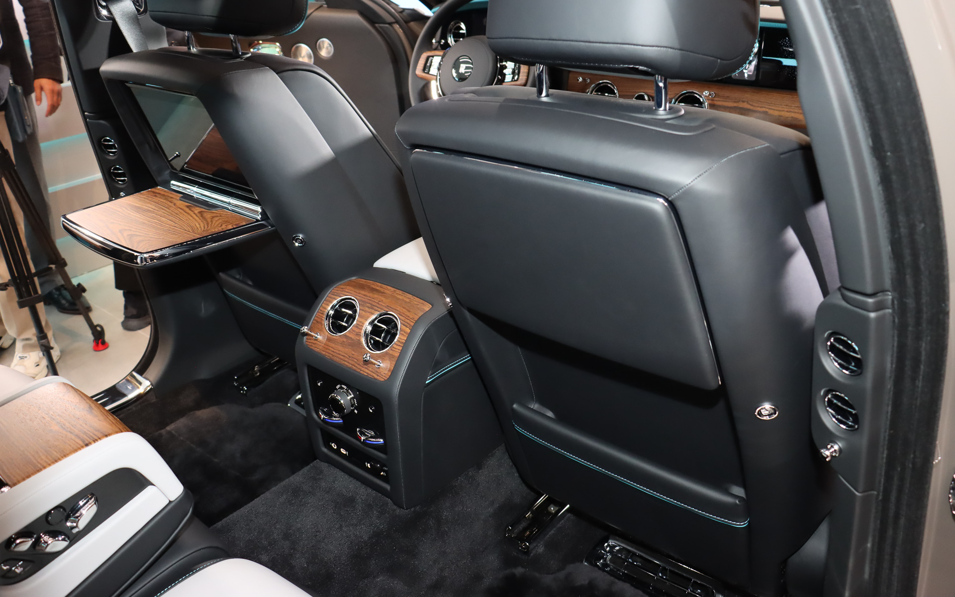 フロントシート背面に大型タッチパネルディスプレイや格納式テーブルを設定する「リア・シアター・コンフィギュレーション」