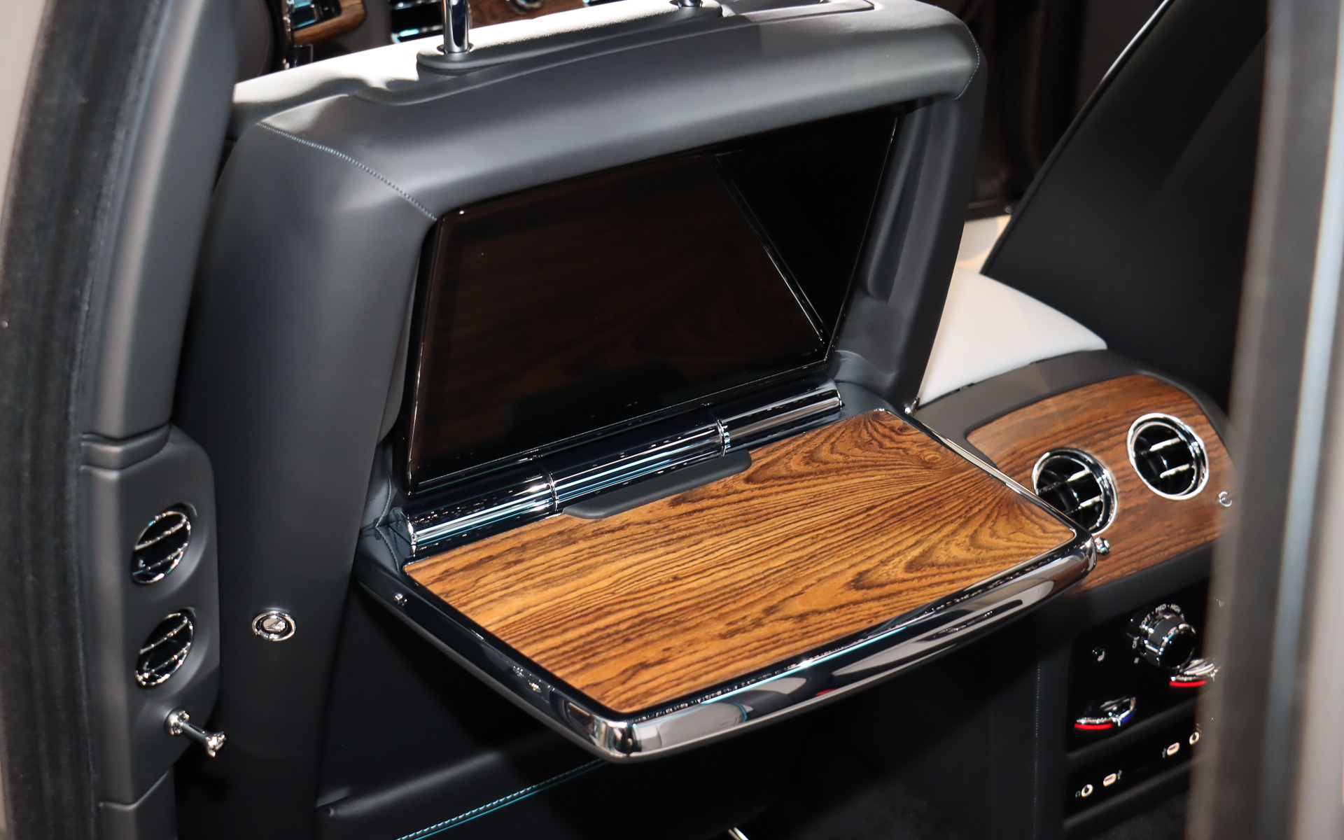 フロントシート背面に大型タッチパネルディスプレイや格納式テーブルを設定する「リア・シアター・コンフィギュレーション」