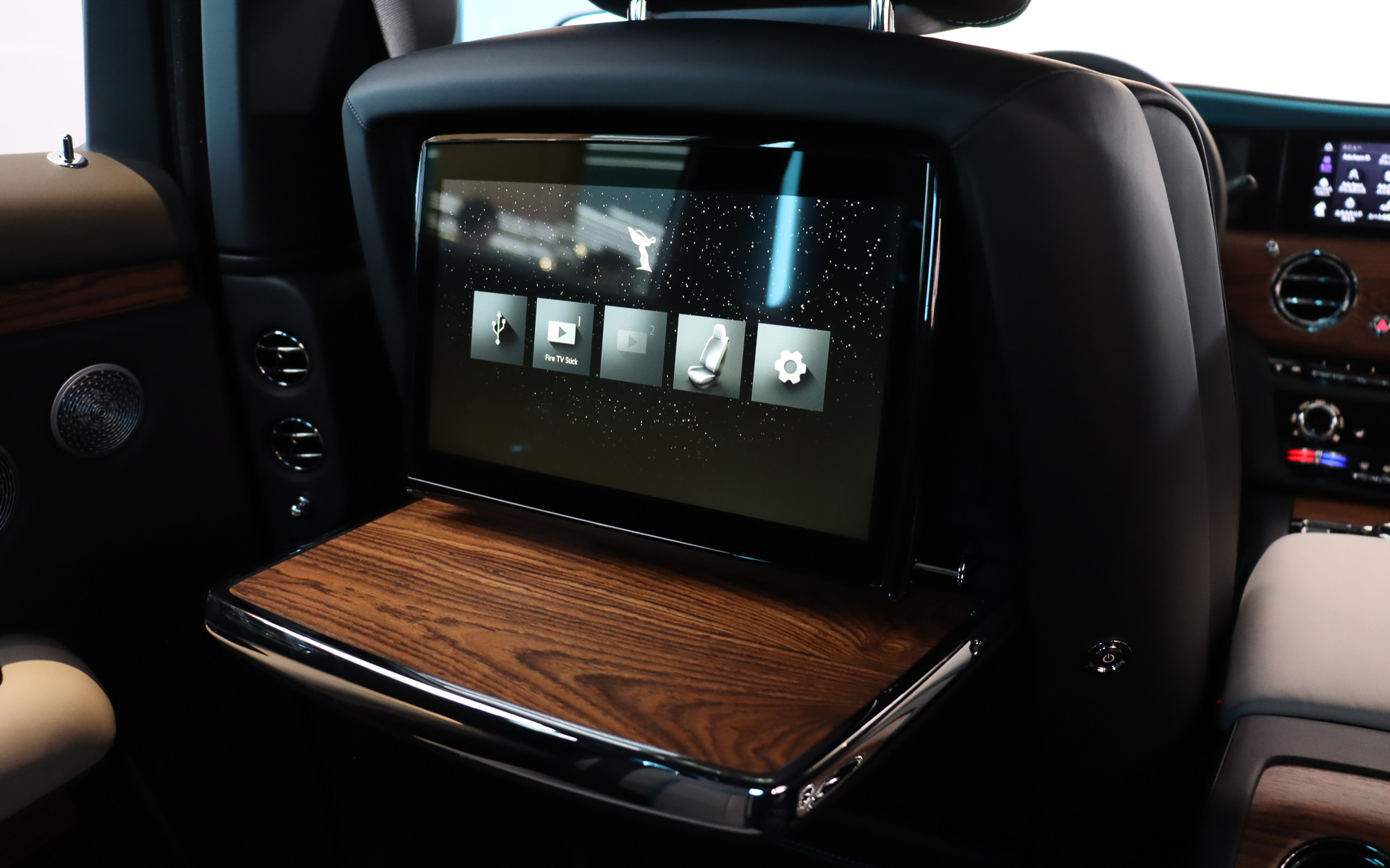 フロントシート背面に大型タッチパネルディスプレイや格納式テーブルを設定する「リア・シアター・コンフィギュレーション」