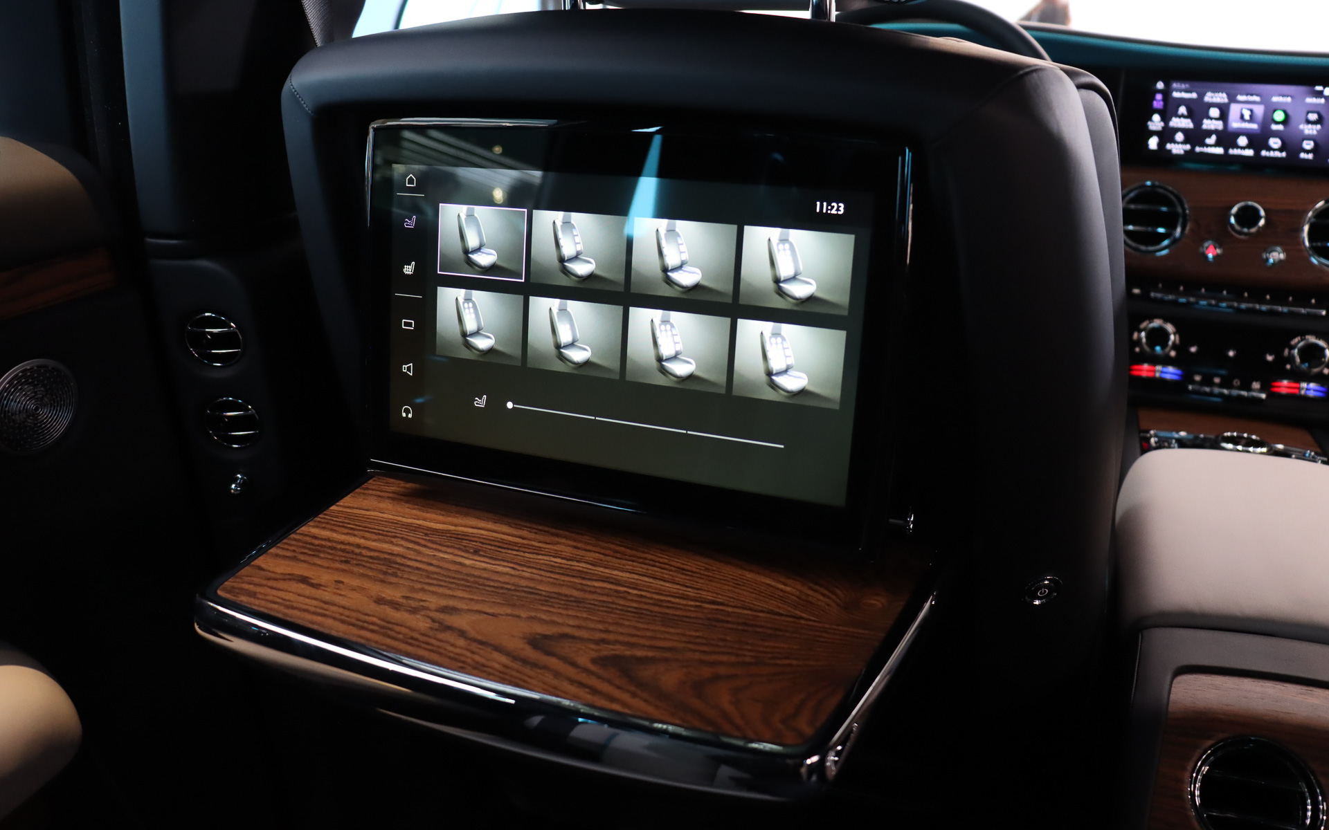 フロントシート背面に大型タッチパネルディスプレイや格納式テーブルを設定する「リア・シアター・コンフィギュレーション」