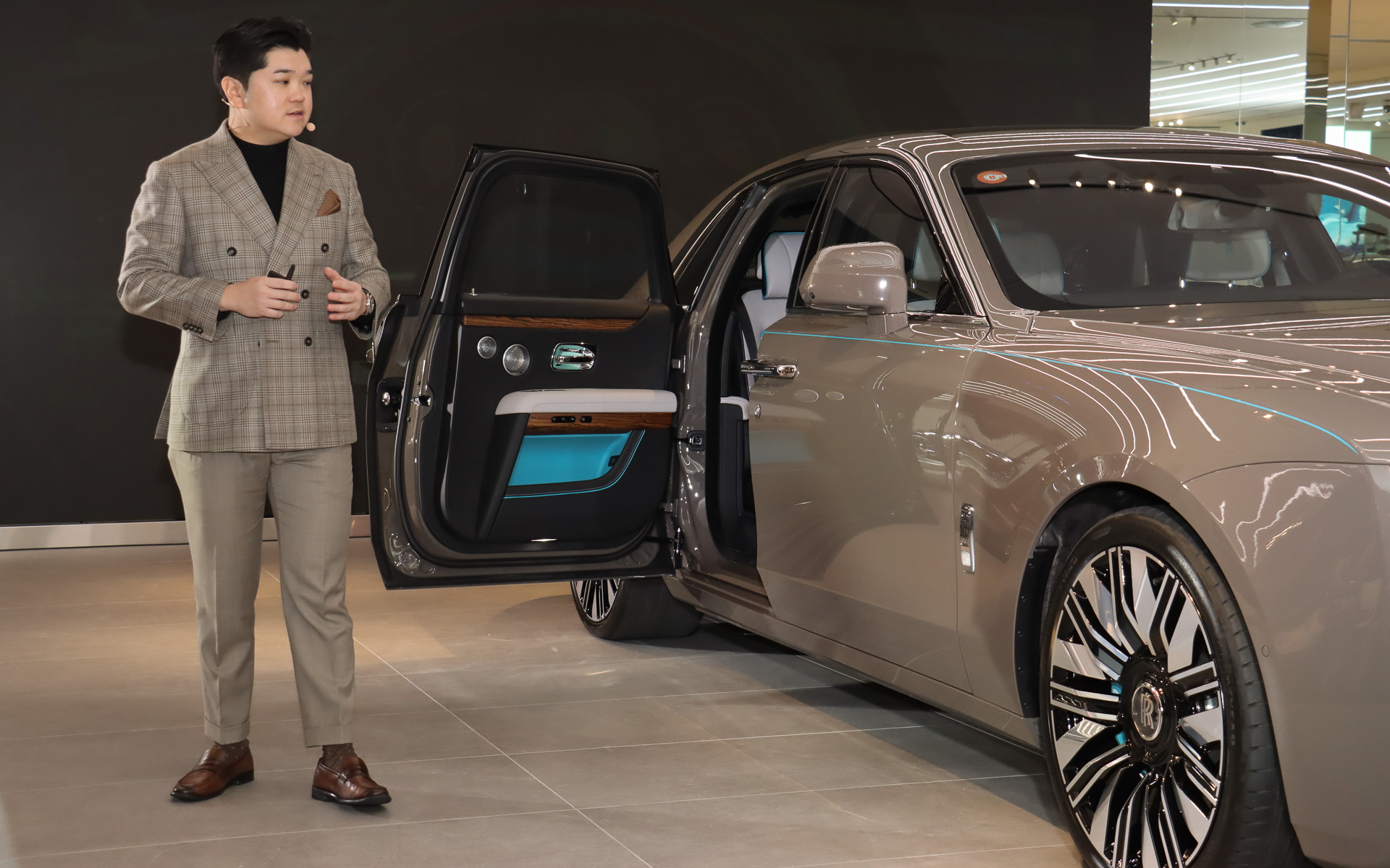 ゴースト・シリーズ IIのディテールについて解説するアイヴァン・カン氏