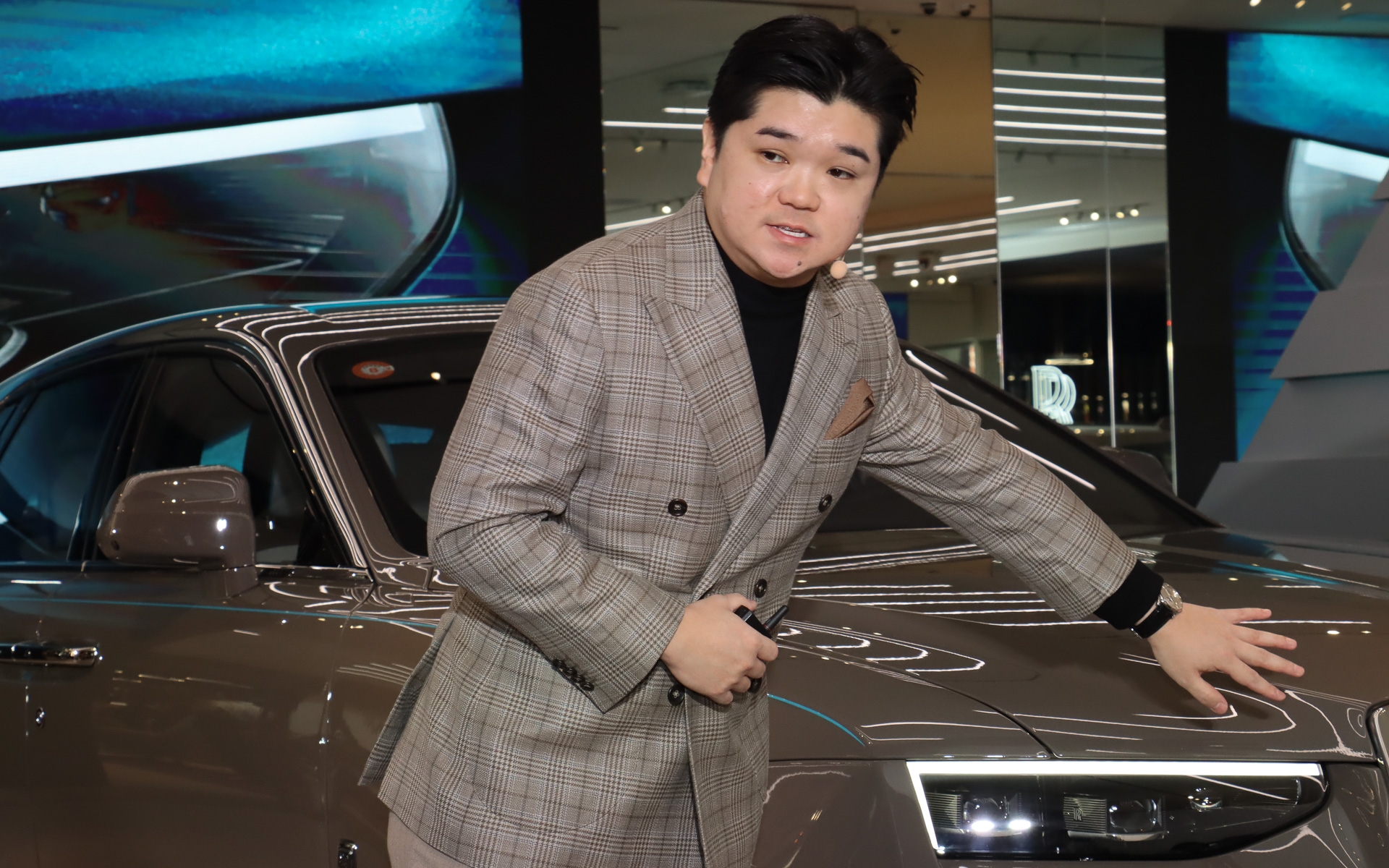 ゴースト・シリーズ IIのディテールについて解説するアイヴァン・カン氏